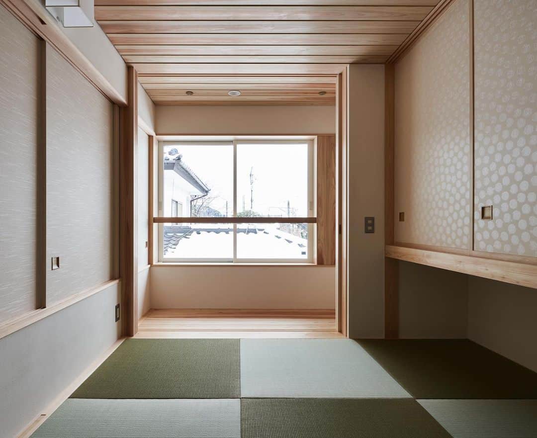 Yasuhiro Arimuraさんのインスタグラム写真 - (Yasuhiro ArimuraInstagram)「吊り押入れを採用した和室。押入れの下部が空間になっているので、足を伸ばして寝ることもできます。限られた空間だからこそ、有効活用したいですね♫ ---------------------------------------------------- more photos... 👉 @yasuhiro.arimura ---------------------------------------------------- #住まいず #sumais  #注文住宅  #家づくり #マイホーム  #マイホーム計画 #木の家 #福島県 #住まい #新築 #個室  #鹿児島 #霧島市 #工務店  #工務店がつくる家  #工務店だからつくれる家  #福島市  #木の家  #自然素材 #デザイン  #暮らし #暮らしを楽しむ #シンプルな暮らし #丁寧な暮らし #和室  #畳 #田舎暮らし #wisescape #instahouse」3月11日 8時31分 - yasuhiro.arimura