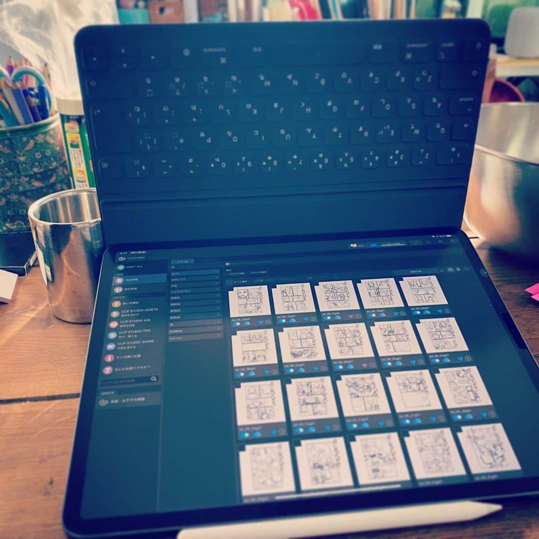 安倍吉俊のインスタグラム：「YouTubeで見かけた、絵を描くのに適した角度にiPad Proを立てかける方法試したがわりといける。もうちょっと浅いといいんだが」