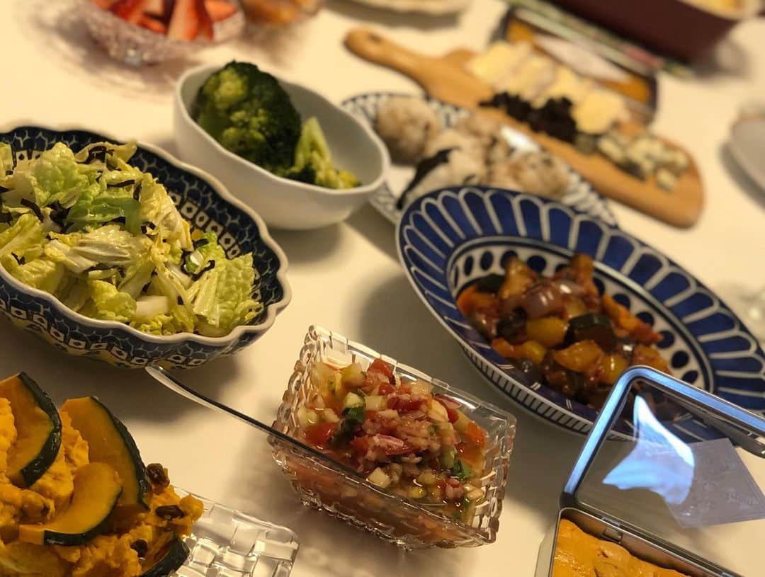 迫田愛子さんのインスタグラム写真 - (迫田愛子Instagram)「#シャンパン鍋 🍾 【材料】 エシャロット、蛤、アサリなどの貝類好きなの シャンパン 白味噌 生クリーム 【作り方】 エシャロットみじん切り 貝類入れて、シャンパン。 白味噌、生クリームで完成💗 超簡単よ😘  今回は豪華に白子や牡蠣も入れました✨  @suno0531 のおうちで昼からホームパーティー🎉 豪華で美味しいご馳走を用意してくれました💗  わたしの担当はシャンパン鍋と @maruhide_marine_products からお取り寄せしたサンタバーバラの雲丹💗  @makikotakada @ikeike.gongon が持って来てくれたワインもぜーんぶなくなった！笑  #AIKO食堂 #aikocooking #cooking #料理 #おうちごはん #和食 #japanesefood #instafood #instadelicious #homeparty #ママ #mammy #baby #babyboy #男の子ママ#生後30ヶ月 #2歳6ヶ月 #8月生まれ」3月11日 8時39分 - aiko_esnail