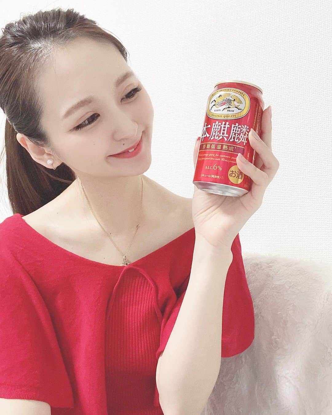 のインスタグラム：「本麒麟がリニューアルしたらしく、早速お試し🍻  今回のリニューアルでは、大麦が増量されたんだって✨ ・ 仕込過程にキリンビール初となる甘香ばしいコクと飲みごたえを増強する技術が採用されたらしく、 リニューアル前に比べてさらに飲みごたえやコクがあっておいしいよ♥︎ しかもすっきりしてて飲み飽きないお味✨ ・ 普段おうちで飲まなかったんだけど、  最近お仕事の責任がどんどん増してきて （ありがたいけど）考え込むことが増えたから、煮詰まったときは、サクッとおうちで飲んで元気復活させてる🤗  お仕事で疲れたあとに飲むとほんとに沁みる♥︎ ・  #本麒麟 #新しい本麒麟完成  #晩酌 #キリンビール #おうちごはん #お酒好きな人と繋がりたい #お酒のある生活 #PR」