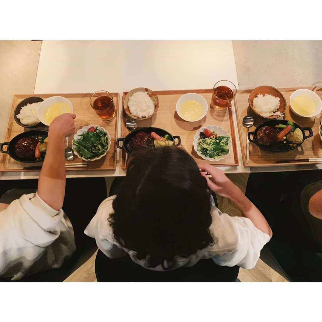 村上沙織さんのインスタグラム写真 - (村上沙織Instagram)「昨日は子供達3人で晩御飯作り！ 私はアドバイス係。娘とお友達はハンバーグを捏ねて、息子は野菜を切ったり炒めたりと3人で手分けして作って貰いました♡  器選びも子供達。ちゃんとカフェみたいなご飯になりました🍚  せっかくのお休み期間、たくさんクッキングしよ♡ #kidscooking #キッズクッキング」3月11日 8時59分 - rosysaorimonster