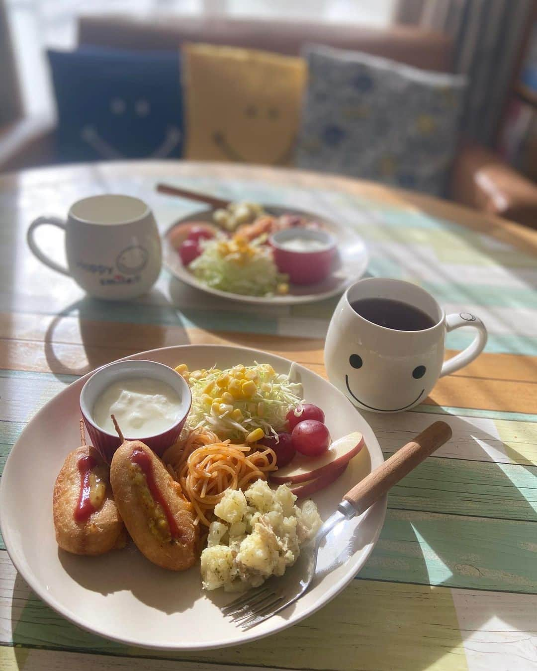 lalapinkさんのインスタグラム写真 - (lalapinkInstagram)「good morning☀️☀️ 朝からアメリカンドッグを揚げてみました✨✨ ⭐︎ホットケーキミックスで作ったシャウエッセンのアメリカンドッグ ⭐︎ミートソース ⭐︎ポテトサラダ ⭐︎フルーツ ⭐︎磯沼牧場のかあさん牛のおくりものプレミアムヨーグルト  #ワンプレート #ワンプレートごはん #ワンプレート朝ごはん #朝食 #朝食プレート #朝食メニュー #アメリカンドッグ #ホットケーキミックス #シャウエッセン #ポテトサラダ #ヨーグルト #かあさん牛のおくりものプレミアムヨーグルト #磯沼牧場 #磯沼ミルクファーム #おうちご飯 #おうちごはん #カフェ #cafe #休日 #休日の過ごし方 #休日ごはん」3月11日 8時59分 - lalapink