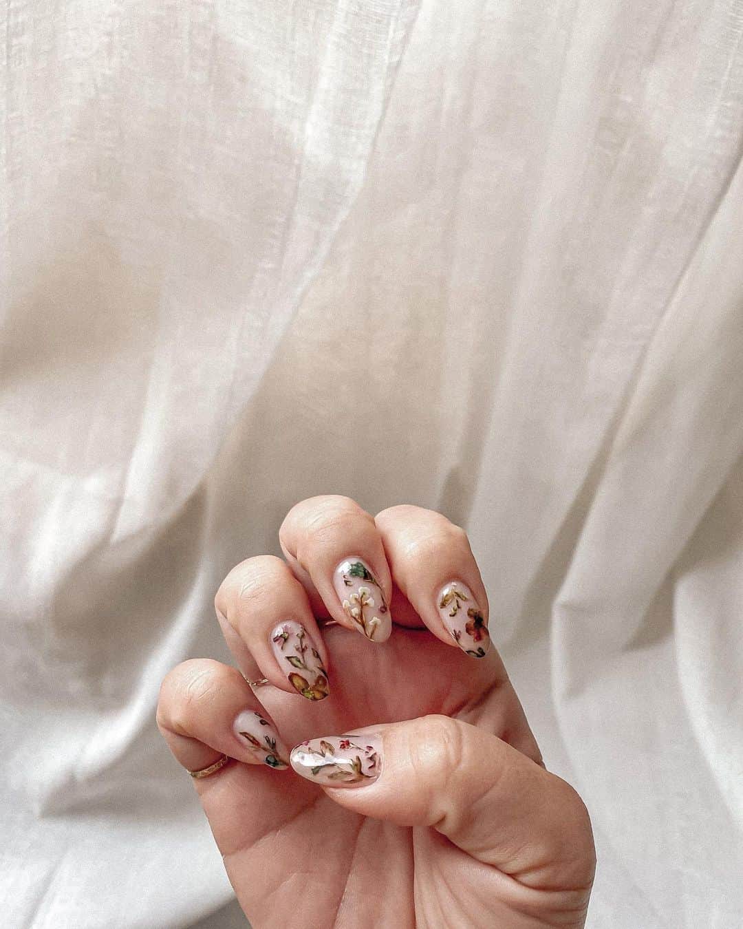 Manamiのインスタグラム：「nuance flowers by @moonlit_kaori 💅🏼 控えめに言って、天才💬 ステッカーじゃないよ手描きだよ😳 しかもお花はジェルでもアクリルでもないんだよ🤭🤫 画像だとこのリアル感伝わるかなぁ🥺🥺🥺 ニュアンスフラワー。 ほんとに可愛くて毎日じーーーーっと見てる。 やってもらうとお客様の気持ちわかる🥺🤍」