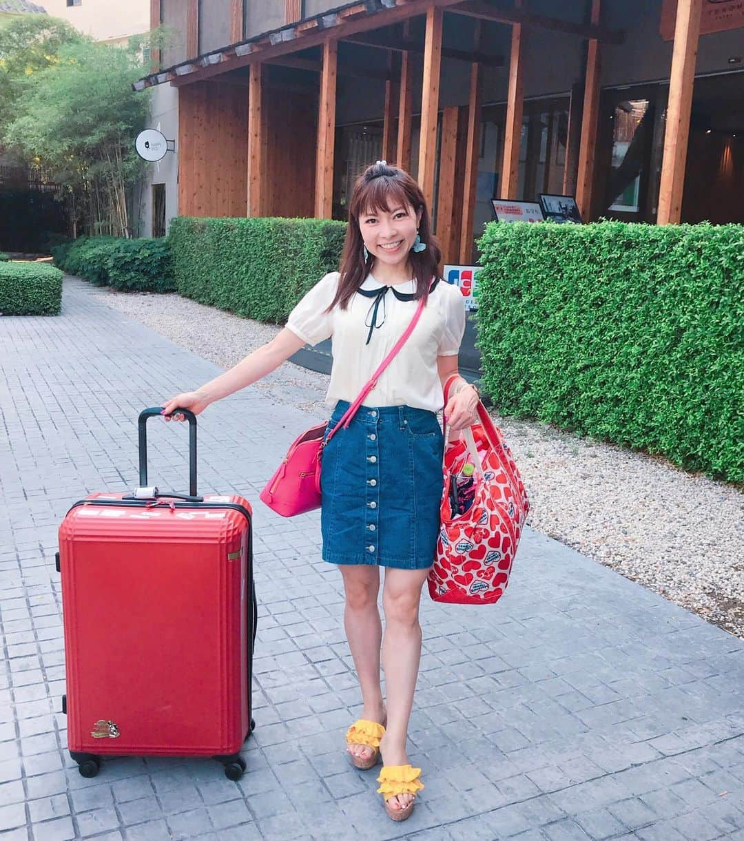 DJ MIYAさんのインスタグラム写真 - (DJ MIYAInstagram)「やっほぉ❤今朝7時am、Bangkokから羽田空港へ帰国しましたーぁ❤ ️スワンナプーム空港✈️や、タイ航空の機内、羽田空港に着いてからも通常通り旅の終わりって感じでコロナに関するものは何も言われなかったよーん❤️💗 . .  普通に帰ってこれて安心しましたーぁ❤️ . . . 写真1枚目→Bangkok 湯の森温泉に入る前にパチリ💗❤️ 写真2枚目以降→makeup-off modeメイクオフ後のスワンナプーム空港にて✈️ . タイ航空の機内食、早朝からチキンの照り焼きー！がっつり食べましたーぁ💗美味しかった⭐︎⭐️⭐︎ .  皆さま、無事帰国しました！ ご心配をいただいた方々は、本当に見守ってくださりありがとうございます😊(o^^o) . .  Bangkokの旅の途中も、みんなのコメント全部もちろん見て元気もらってましたーぁぁぁ❤️💗❤️ .  #スワンナプーム空港 #コロナの影響  #タイ航空 #バンコク観光 #バンコク　#バンコクカフェ #タイ旅行 #バンコク旅行　#タビジョ　#旅好き女子　#バンコク女子旅　#バンコクホテル #観光PR #旅インスタグラマー　#東南アジア #海外旅行　#トラベラー　#旅好き　#女子旅 #南国リゾート　#今日のコーデ　#インスタグラマー　#インフルエンサー #タイとわたし #マイトリップMIYA #タイランド #タイランド🇹🇭 #旅大好き #ひとり旅女子」3月11日 9時36分 - dj_miya