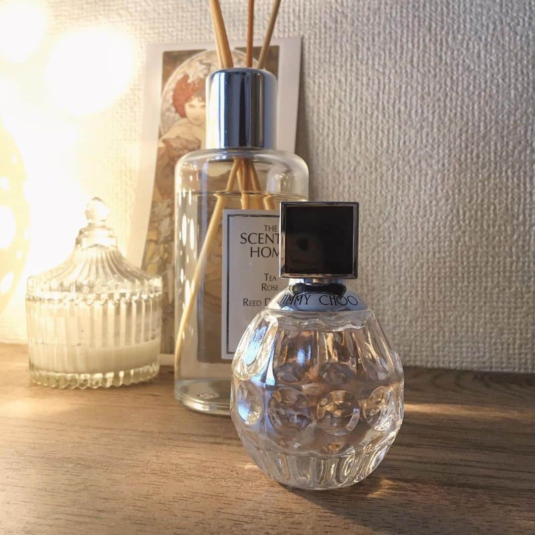 吉良穂乃香のインスタグラム：「New perfume🧴  見た目のピンク色と違って香りは大人っぽいウッド系。つけてるだけで癒される🙄  #perfume#jimmychoo#Eaudetoilette」
