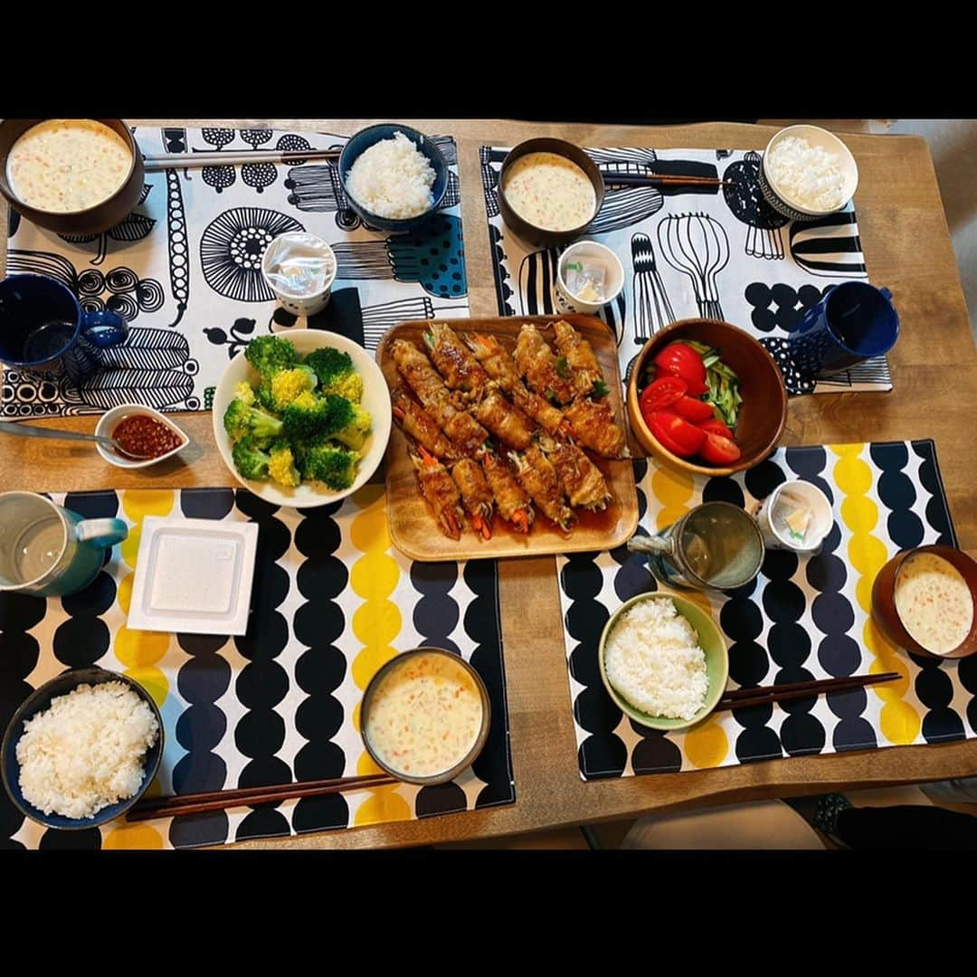 松本真未子さんのインスタグラム写真 - (松本真未子Instagram)「. . 3.10 さおりさんのんさんがご飯会にご招待してくださいました😄💓 . とっても美味しいご飯からデザート、 素敵なトークまでのフルコース最高でした✨ . トークが盛り上がりすぎて時間が足りなかったので次回開催も決定してしまいました🗣✌️ 今からすごく楽しみです💓 . . #自炊上級者 #クラムチャウダー #野菜の肉巻き #サラダ #納豆 #クッキー #チョコバナナケーキ #コーヒー」3月11日 9時44分 - maaaaaamiko_m