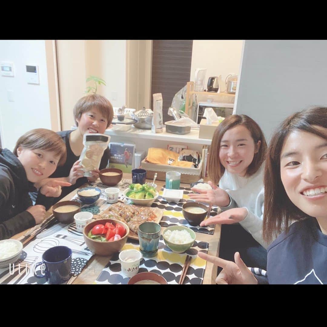 松本真未子さんのインスタグラム写真 - (松本真未子Instagram)「. . 3.10 さおりさんのんさんがご飯会にご招待してくださいました😄💓 . とっても美味しいご飯からデザート、 素敵なトークまでのフルコース最高でした✨ . トークが盛り上がりすぎて時間が足りなかったので次回開催も決定してしまいました🗣✌️ 今からすごく楽しみです💓 . . #自炊上級者 #クラムチャウダー #野菜の肉巻き #サラダ #納豆 #クッキー #チョコバナナケーキ #コーヒー」3月11日 9時44分 - maaaaaamiko_m