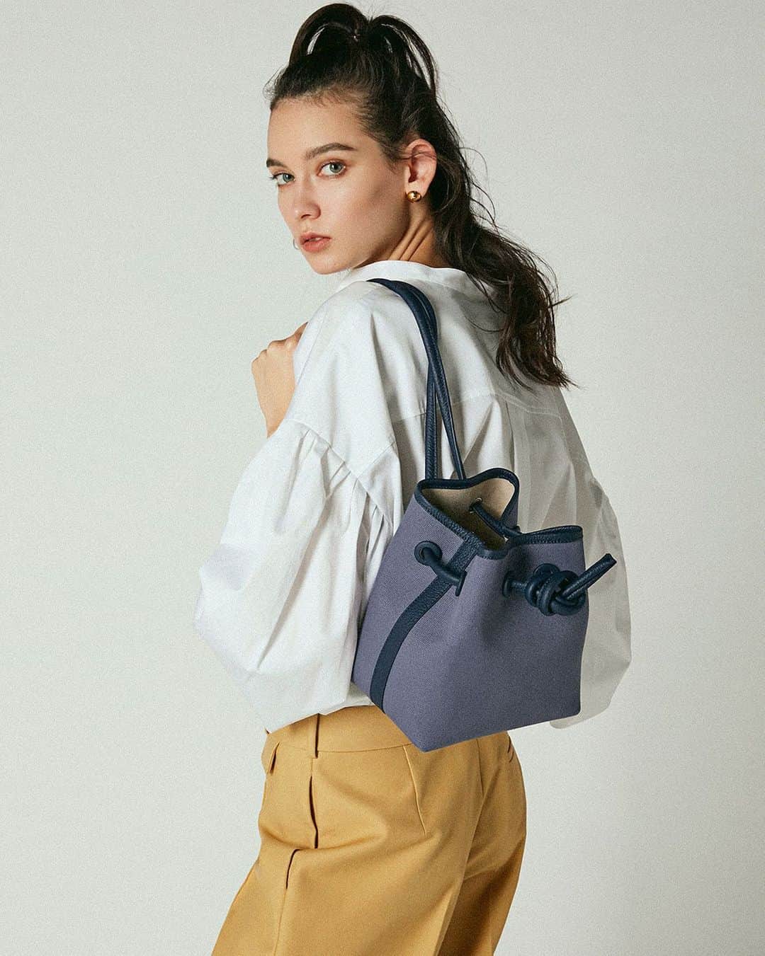 のインスタグラム：「"Bond Mini -Canvas" ESTNATION 別注カラー "Navy x Navy" -  こちらは  ESTNATIONでのお取り扱いです。  詳細は直接ご確認下さい。  #vasic #ss20 #bondmini_canvas #navy_navy #estnation #limitedcolor #別注カラー #vasicnews」