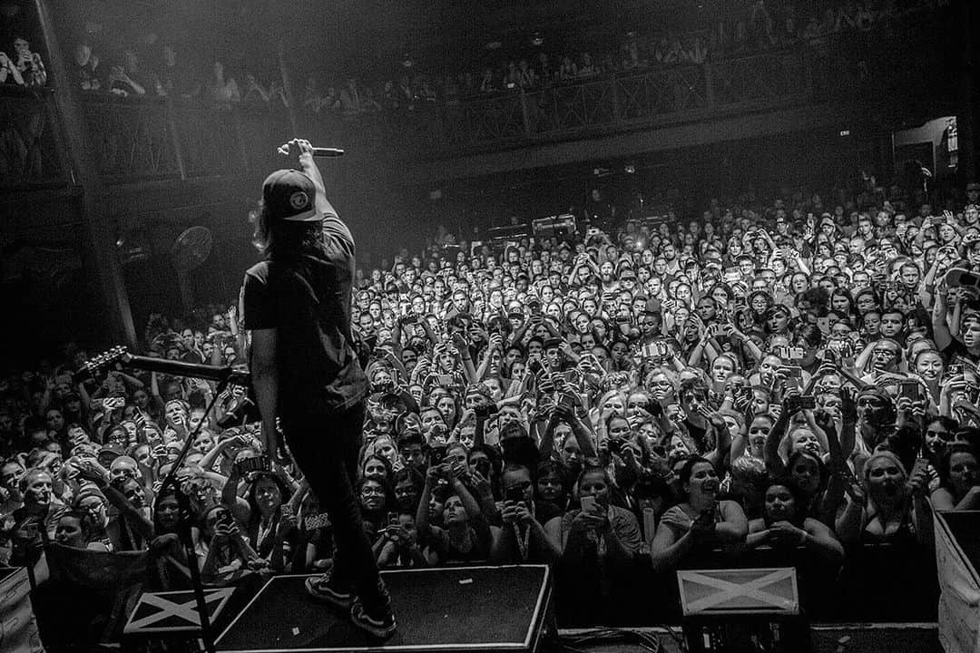 ヴィック・フエンテスのインスタグラム：「Miss you guys」