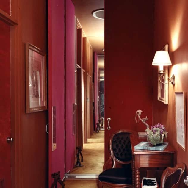 デレク ラムさんのインスタグラム写真 - (デレク ラムInstagram)「Dominique de Menil’s home in Houston. Interiors by Charles James.  Shades of red, fuchsia and cinnabar #envy #ravishing #color」3月11日 10時12分 - thedereklam