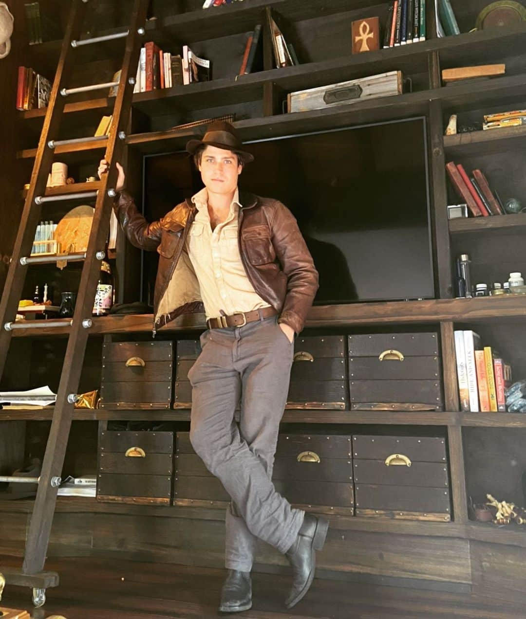 ローガン・ハフマンのインスタグラム：「When you’re randomly throwing on clothes in the morning, then come to the realization that your entire aesthetic is based on your childhood hero 🤠 P.S I built this book shelf and ladder!」