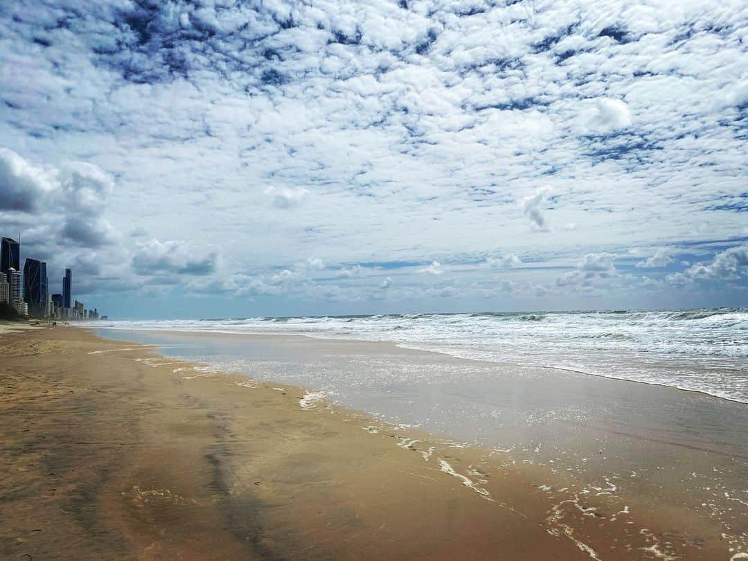 ホリー・マリー・コームズのインスタグラム：「Hello #goldcoast」
