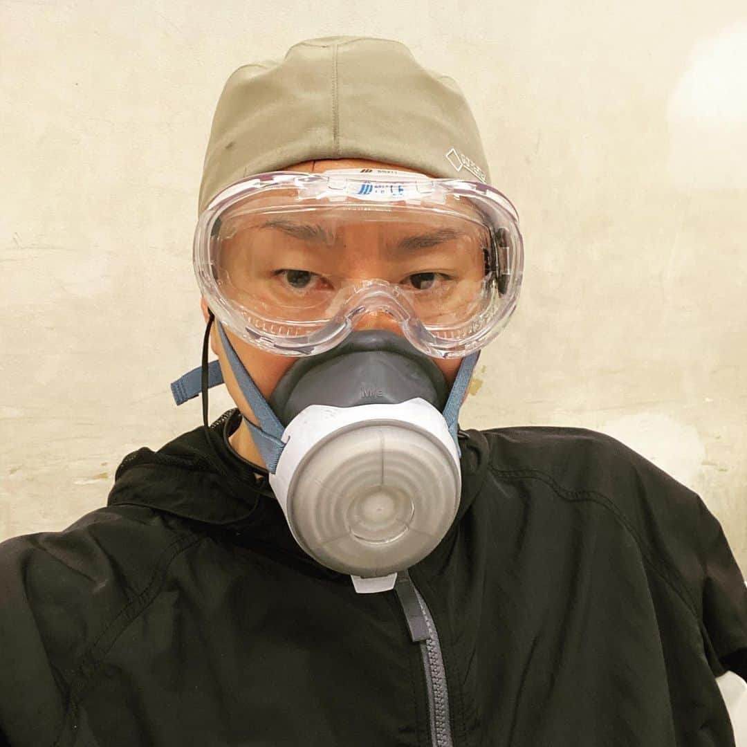 長田庄平のインスタグラム：「本社でこんな格好してるのは俺ぐらいだろう  #4時間鉄削ってる #作業 #コロナ対策じゃないよ #完璧だけど」