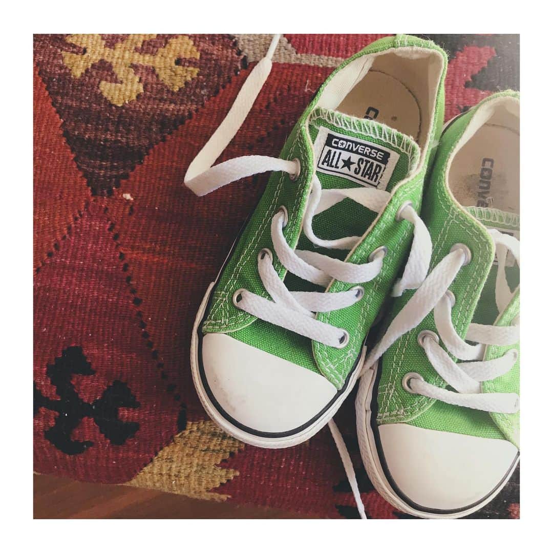 上村若菜のインスタグラム：「. ちょっと前に古着屋さんで出会ったチビの靴💚💚💚 . #wakamesfavorite #converse #vintage」