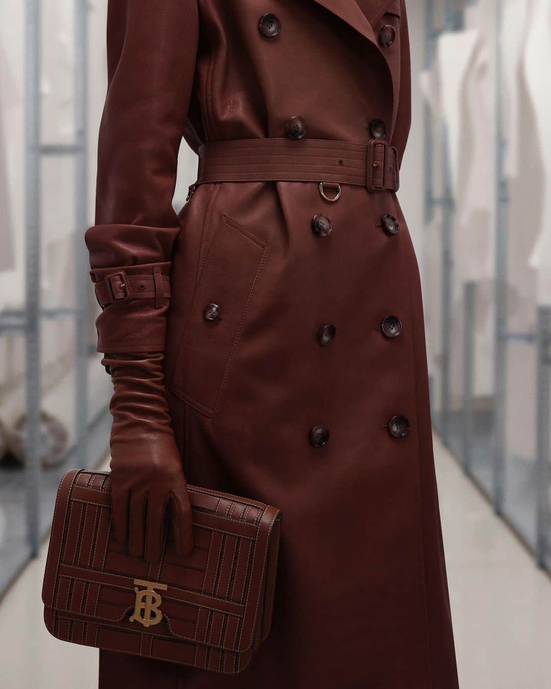 Burberryさんのインスタグラム写真 - (BurberryInstagram)「Design details . Our signature Kensington trench coat, reworked by #RiccardoTisci in rich chestnut brown leather, worn with our woven tonal TB Bag, accented with #ThomasBurberryMonogram hardware . #Burberry」3月11日 21時25分 - burberry