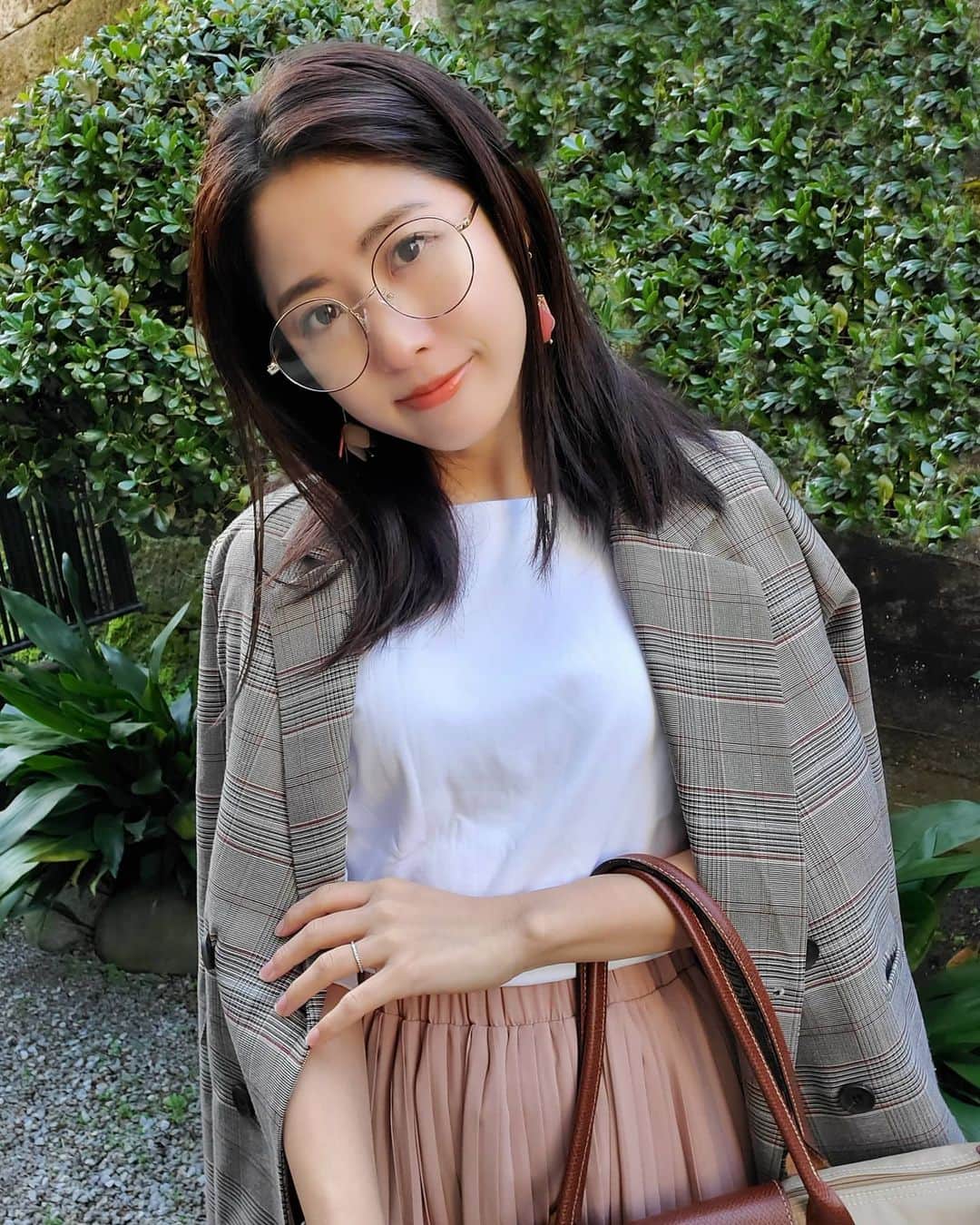 のインスタグラム：「めがね👓﻿ なんでもない日のコーディネート。﻿ オンオフ両方着回せる﻿ ドゥクラッセＴシャツが万能🐱💓﻿ @doclasse_style ﻿襟のあき具合がきれいなの🎵 ﻿ ﻿ #コーティネート #tシャツコーデ #大人コーデ #ootd #fashion #PR #doclasse #ドゥクラッセtシャツ #ボートネック﻿ #ドゥクラッセ #ダブルフロント #大人のtシャツ #白tシャツ」