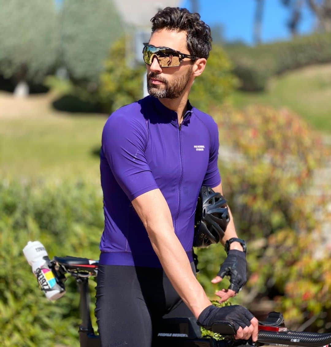 アルバロ・アルベロアのインスタグラム：「Hoy ha tocado una salidita 🚴🏼‍♂️ aprovechando el buen día ☀️ y antes de que el coronavirus🦠 nos encierre en casa a todos. 🙈」