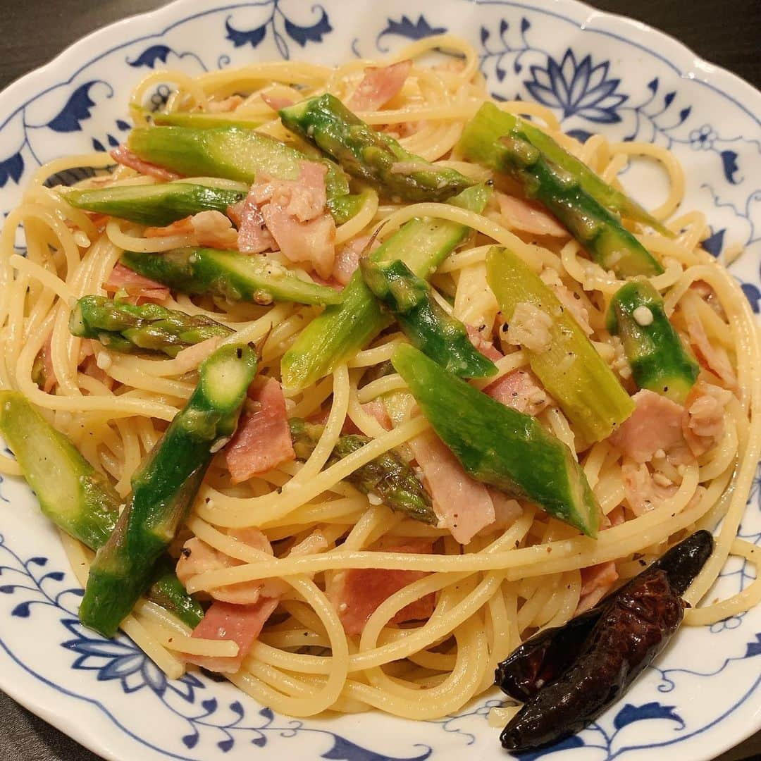 伊豆蔵将太のインスタグラム：「今日の#僕ディナー は再びの#ペペロンチーノ ！ パスタ作りにハマっております。笑 . アスパラガスとベーコンを入れてみました。 アスパラの歯応えと甘みがグッドです。 鷹の爪の辛味がいいアクセント。 . . これまでパスタで食べるのはトマトソース系が多かったです。 よりシンプルな味付けも美味い。 ペペロンチーノ、来てるぞ！(自分の中で) . #自炊  #料理  #料理初心者  #男メシ  #パスタ  #クッキング将太  #cooking  #メーテレ  #アナウンサー  #伊豆蔵将太」