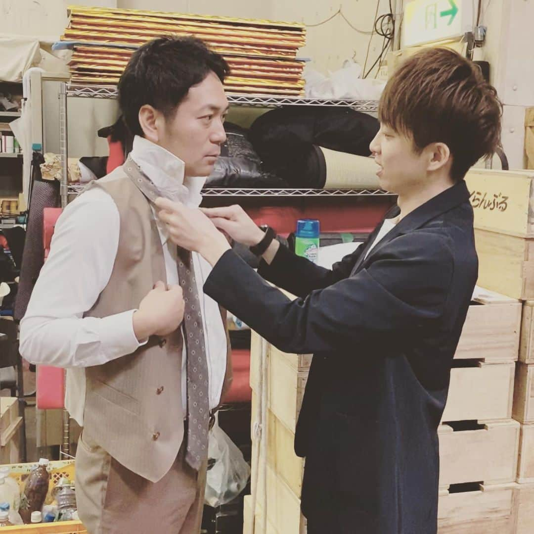 武智正剛さんのインスタグラム写真 - (武智正剛Instagram)「先日のなんばグランド花月の生配信の舞台裏の様子です。 #コロナウイルスの影響で舞台は休演 #でも生配信をyoutubeで発信し続けてます #お家で時間ある方は毎日やってるので見てください #コロナなんかに負けへんぞ #今のうちにありネタの整理 #新ネタ作り #体力づくり #行かなあかん病院 #部屋の片付け #爪切り #目薬入れる #。。。息する #頑張るぞ！！ #スーパーマラドーナ武智 #アインシュタイン #さや香 #スマイル #まるむし商店東村さん #メッセンジャー相原さん #新喜劇のエース達」3月11日 20時05分 - supamaradonatake