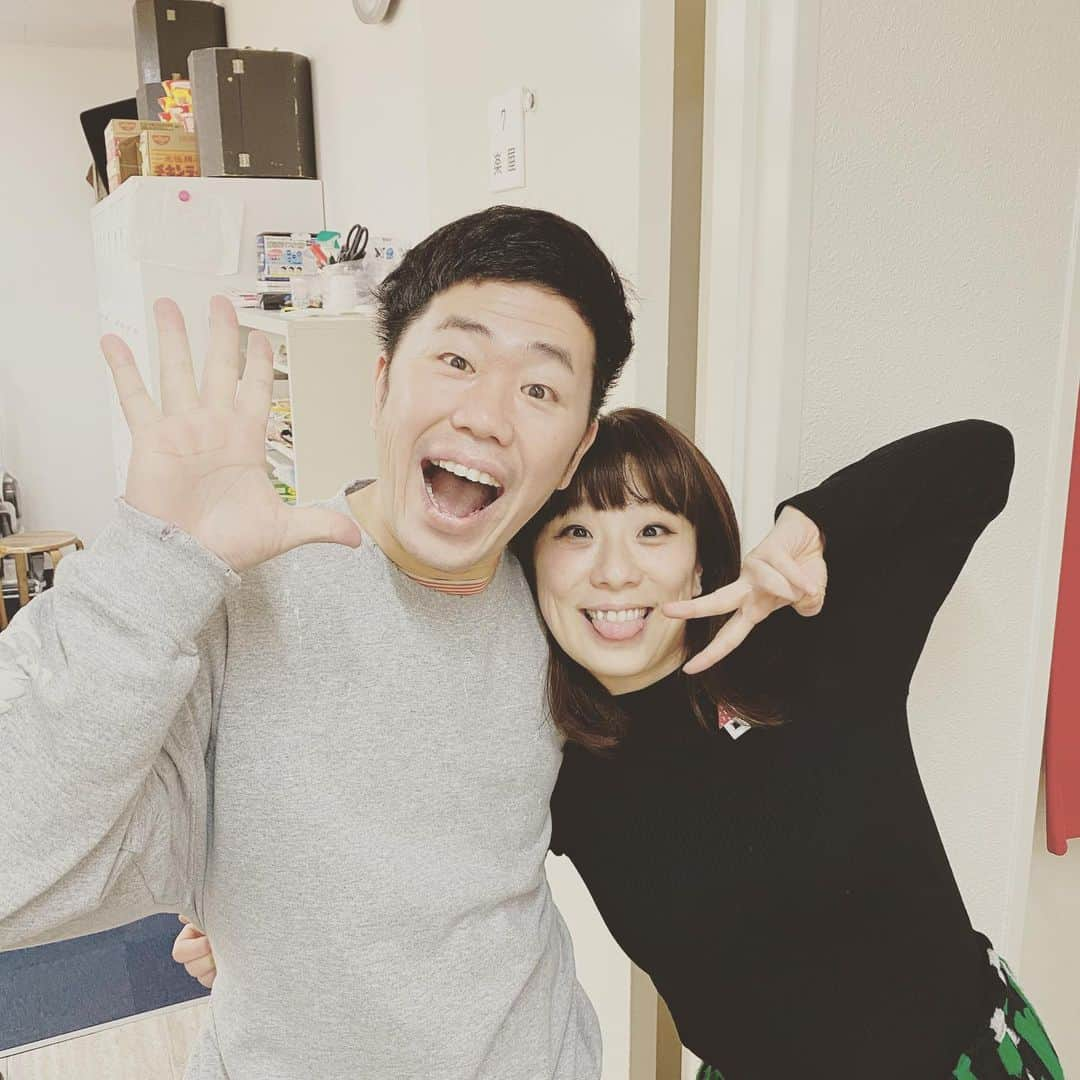 武智正剛さんのインスタグラム写真 - (武智正剛Instagram)「先日のなんばグランド花月の生配信の舞台裏の様子です。 #コロナウイルスの影響で舞台は休演 #でも生配信をyoutubeで発信し続けてます #お家で時間ある方は毎日やってるので見てください #コロナなんかに負けへんぞ #今のうちにありネタの整理 #新ネタ作り #体力づくり #行かなあかん病院 #部屋の片付け #爪切り #目薬入れる #。。。息する #頑張るぞ！！ #スーパーマラドーナ武智 #アインシュタイン #さや香 #スマイル #まるむし商店東村さん #メッセンジャー相原さん #新喜劇のエース達」3月11日 20時05分 - supamaradonatake