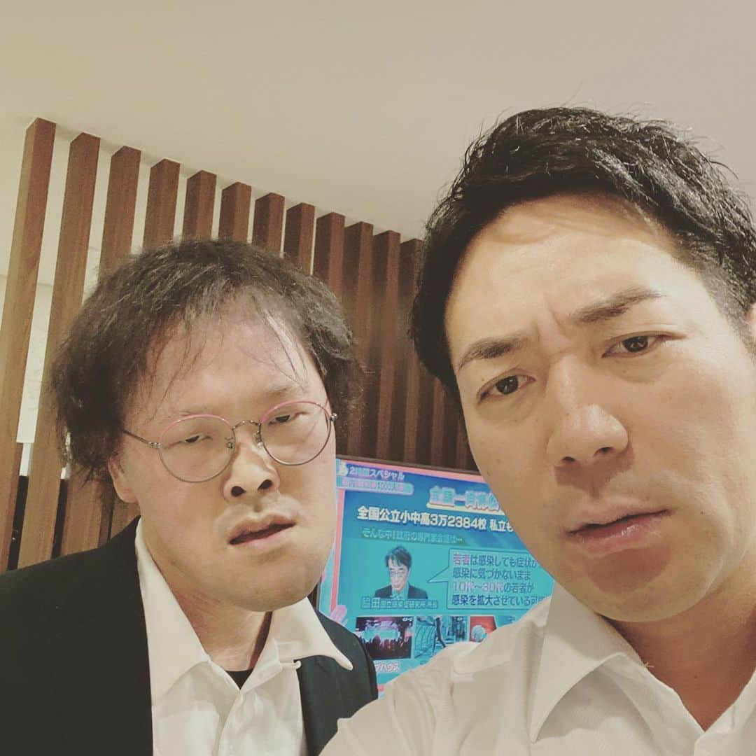 武智正剛さんのインスタグラム写真 - (武智正剛Instagram)「先日のなんばグランド花月の生配信の舞台裏の様子です。 #コロナウイルスの影響で舞台は休演 #でも生配信をyoutubeで発信し続けてます #お家で時間ある方は毎日やってるので見てください #コロナなんかに負けへんぞ #今のうちにありネタの整理 #新ネタ作り #体力づくり #行かなあかん病院 #部屋の片付け #爪切り #目薬入れる #。。。息する #頑張るぞ！！ #スーパーマラドーナ武智 #アインシュタイン #さや香 #スマイル #まるむし商店東村さん #メッセンジャー相原さん #新喜劇のエース達」3月11日 20時05分 - supamaradonatake