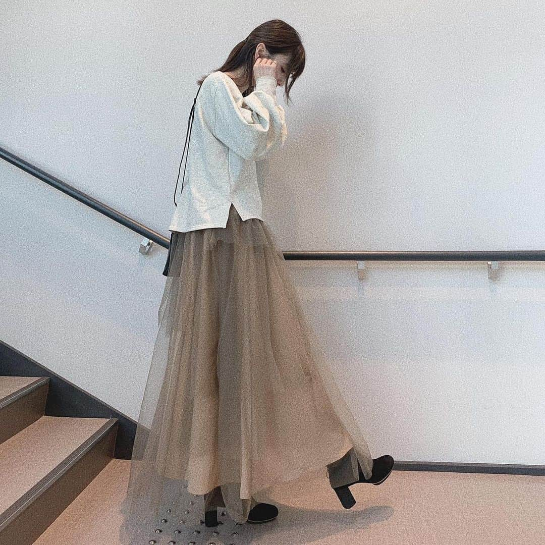 うちだゆうほさんのインスタグラム写真 - (うちだゆうほInstagram)「#ootd﻿ ﻿ Volume Sleeve Sweat TOP (アイボリー)と﻿ Tule Tule Long Skirt (モカ×ベージュ)﻿ ﻿ 靴とバッグはおなじみ CAMPER です❤︎﻿ ﻿ スカートはウエストゴムなのでくるくる巻いたら短くできるのでお好きな丈で🥰(制服みたい！笑)﻿ ﻿ 長いのも短いのもかわいい〜﻿ ﻿ ﻿ #noralily #nora_lily #camper #camperjapan #camperbag #campershoes #カンペール」3月11日 20時00分 - uchidayuho