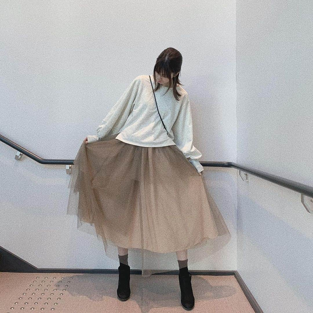 うちだゆうほさんのインスタグラム写真 - (うちだゆうほInstagram)「#ootd﻿ ﻿ Volume Sleeve Sweat TOP (アイボリー)と﻿ Tule Tule Long Skirt (モカ×ベージュ)﻿ ﻿ 靴とバッグはおなじみ CAMPER です❤︎﻿ ﻿ スカートはウエストゴムなのでくるくる巻いたら短くできるのでお好きな丈で🥰(制服みたい！笑)﻿ ﻿ 長いのも短いのもかわいい〜﻿ ﻿ ﻿ #noralily #nora_lily #camper #camperjapan #camperbag #campershoes #カンペール」3月11日 20時00分 - uchidayuho