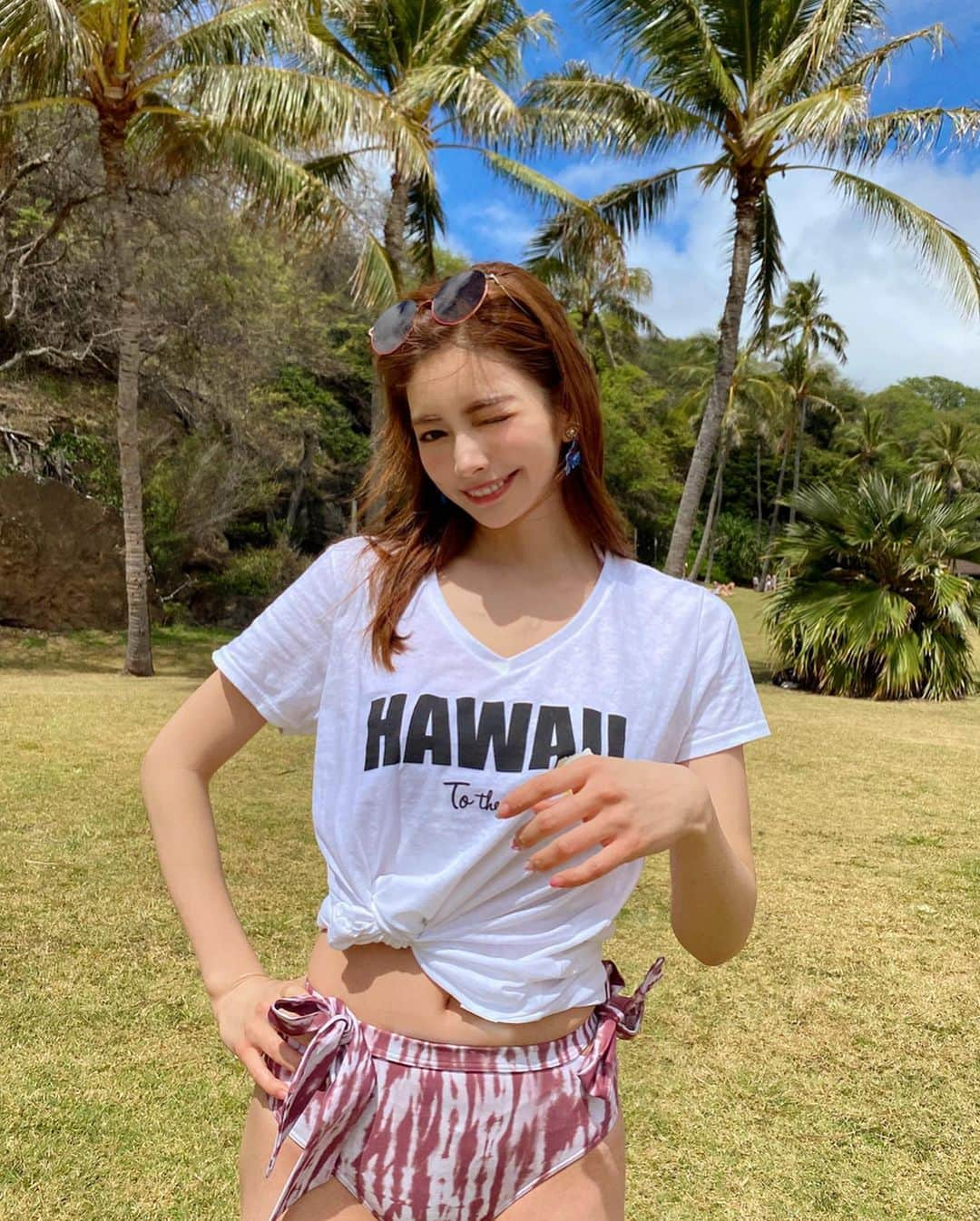 得あゆさんのインスタグラム写真 - (得あゆInstagram)「Hawaii〜🌺🌴👙 みんなたくさんいいねとコメントありがとうううう！ 全部読んだ！嬉しい😍 出来る限りコメント沢山返すね💓 そしてたくさんたくさんハワイ投稿するけど ついてきてね？！？！笑 可愛いTシャツも😍💭　@to_the_sea_hawaii ・ 5枚目の写真はみんなに見せれるレベルの ・ ・ ・ ・ ・ ・ ・ ・ ・ ・ ・ ・ #totheseahawaii#resortnista #backgenic#ビキニ#水着#スタイル#ダイエット#ハワイ#リゾート#大人カジュアル#オトナ女子#インスタ映え#カメラ女子#写真#カメラ#女子旅#旅行#タビジョ#ハワイ旅行#撮影#tシャツ#ビーチ#ビーチスタイル#bikini#tshirt#hawaii#waikiki#resort#beach#beachstyle」3月11日 20時00分 - tokuayu819