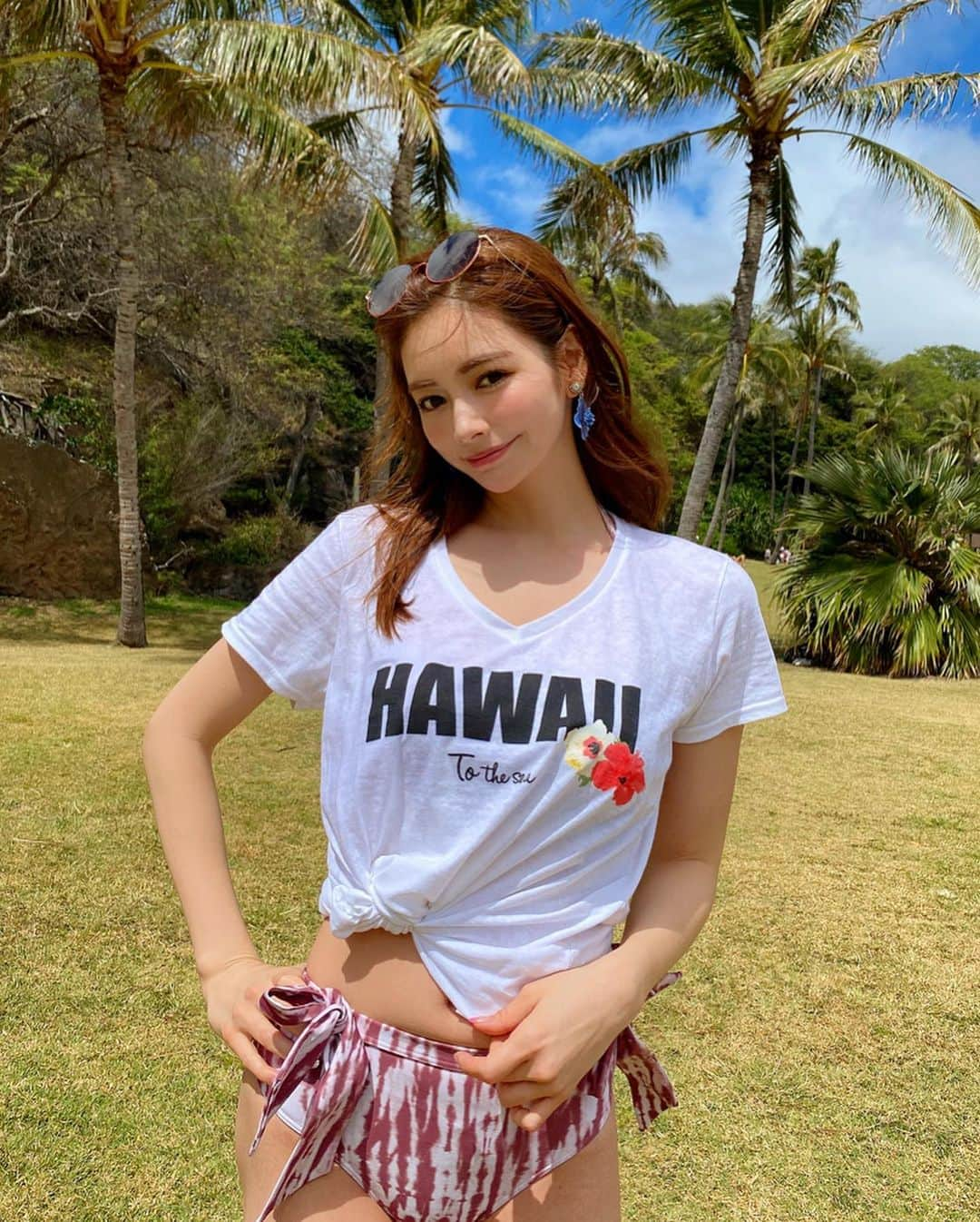 得あゆさんのインスタグラム写真 - (得あゆInstagram)「Hawaii〜🌺🌴👙 みんなたくさんいいねとコメントありがとうううう！ 全部読んだ！嬉しい😍 出来る限りコメント沢山返すね💓 そしてたくさんたくさんハワイ投稿するけど ついてきてね？！？！笑 可愛いTシャツも😍💭　@to_the_sea_hawaii ・ 5枚目の写真はみんなに見せれるレベルの ・ ・ ・ ・ ・ ・ ・ ・ ・ ・ ・ ・ #totheseahawaii#resortnista #backgenic#ビキニ#水着#スタイル#ダイエット#ハワイ#リゾート#大人カジュアル#オトナ女子#インスタ映え#カメラ女子#写真#カメラ#女子旅#旅行#タビジョ#ハワイ旅行#撮影#tシャツ#ビーチ#ビーチスタイル#bikini#tshirt#hawaii#waikiki#resort#beach#beachstyle」3月11日 20時00分 - tokuayu819