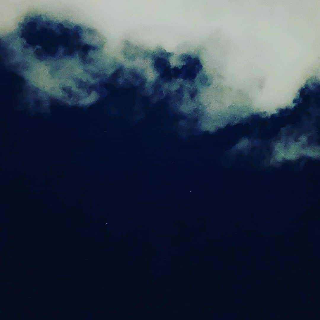 松村太郎のインスタグラム：「Windy cloudy night with stars. #ShotoniPhone」