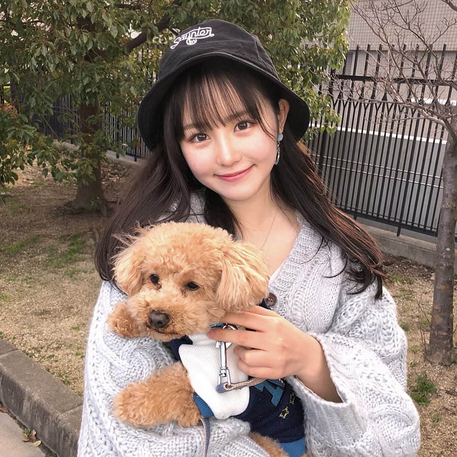 のインスタグラム：「・﻿ 暖かくなってきましたね〜！うれし！﻿ ﻿ ﻿ コロナの影響で高校も休みになりまして……﻿ すっかり引きこもりになっていたので、気分転換にチロルと散歩してきました🐶﻿ ﻿ ﻿ リップは #LusciousLips の321番です！﻿ スースーするのが癖になる🌬﻿ ﻿ ﻿ ﻿ #ラシャスリップス #ラシャスリップス321﻿ ﻿」