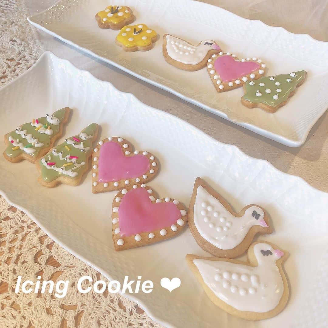 のインスタグラム：「🕊 初めてのアイシングクッキー ⠒̫⃝⠒̫⃝⠒̫⃝ なかなか難しかったけど たのし〜〜 . 2枚目の足跡がお気に入り 🦶🏻(笑) . . . #なづなカフェ #アイシングクッキー #icingcookies #icingcookie」