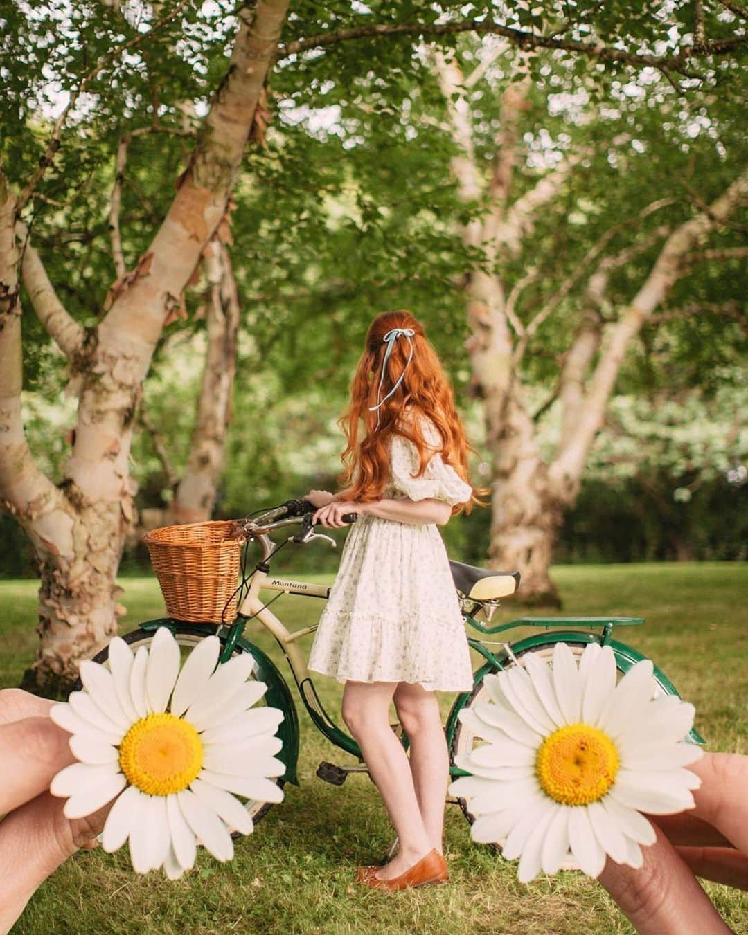 pomeloのインスタグラム：「Pomelo Cover | A creative self-portrait from @aclotheshorse  She has been trying a forced perspective image inspired by @kutovakika for ages and she finally plucked up the courage to give it a go. As a matter of fact, the pic looks sweet 🌼🌼. She had the courage to try new styles of shooting and got the ideal goal finally.  When you want to try something new, just focus on your goals but not the fear.  In addition to creative selfies, the Northern Ireland based blogger shows fans scenes of pastoral.  #peacefulness #rurallife #countrysideliving	#flowerpower #bikestagram #bicyclelove #daisyridle #womencreate #inspiredbynature #folkandstory」