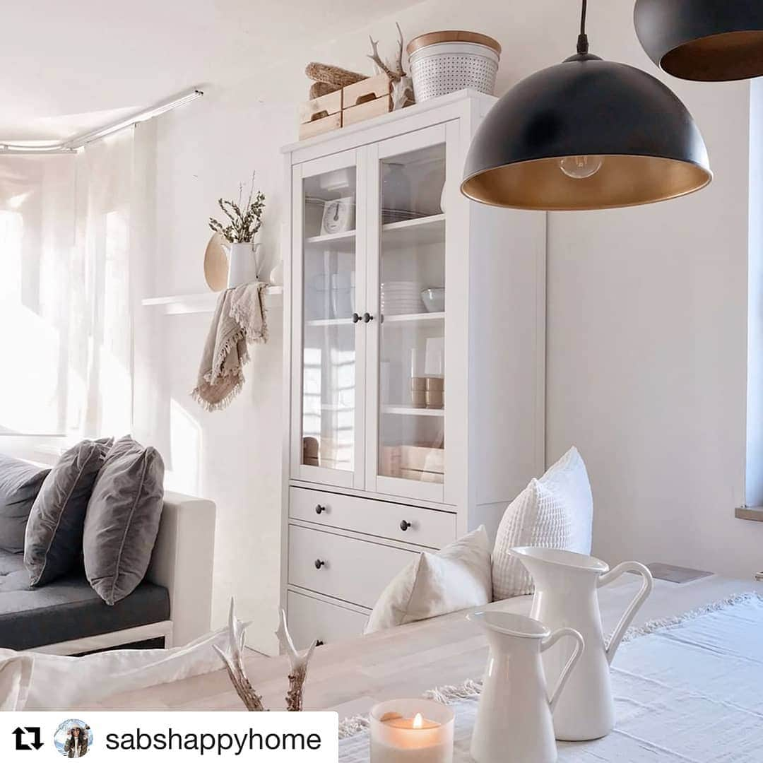 IKEA Austriaさんのインスタグラム写真 - (IKEA AustriaInstagram)「In unserer HEMNES Vitrine wird das Geschirr von @sabshappyhome zur Deko. 👌🏻 #IKEAat #Regram // HEMNES Vitrine mit 3 Schubladen, weiß gebeizt € 329,-」3月11日 20時28分 - ikeaaustria