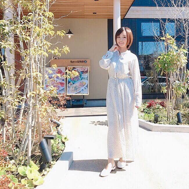 ゆうかさんのインスタグラム写真 - (ゆうかInstagram)「コーデ💕﻿ 👗 @gu_for_all_ ﻿ 👠 @vivian_collection_official ﻿ ﻿ vivianで春物がMAX30%OFFの﻿ セール始まったよ😍🌼🌼﻿ ﻿ 私が今回履いたのは…﻿ スクエアトゥスカラップバックストラップパンプス　❤️﻿ ﻿ ホワイトにしたんだけど、他の色も可愛かったよ😍💕﻿ ﻿ タグ付けもしてるから、﻿ ぜひ見てみてね💕﻿ ﻿ 📷 by son👦﻿ ﻿ #vivian公式アンバサダー﻿ #vivianコーデ﻿ #アラサーコーデ ﻿ #ママコーデ﻿ #ママコーデプチプラ﻿ #プチプラコーデ #プチプラ﻿ #gu #vivian #お得情報﻿ #子育てママ #ロングワンピース#春コーデ #春服 #春服コーデ #春 #ホワイトコーデ #男の子ママ #パンプス #バレエシューズ #オシャレ #おしゃれさんと繋がりたい #オシャレさんと繋がりたい #セール情報 #全身コーデ」3月11日 20時28分 - yuuka_japan