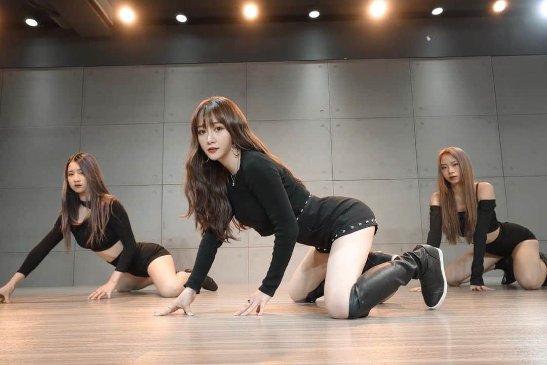 篠崎泫さんのインスタグラム写真 - (篠崎泫Instagram)「New dance cover is out🔥﻿ 我真的有選擇障礙﻿ 你們幫我選選哪張當影片封面好？﻿ ﻿ 好久沒跳舞﻿ 覺得筋骨都要散了😂﻿ 影片已在youtube囉～﻿ ﻿ #linkinbio﻿ #限動跟主頁都有連結歐﻿ #在影片下方留言下一首想看什麼cover🥰 - hair style @samkuo_style」3月11日 20時40分 - hsyan0625