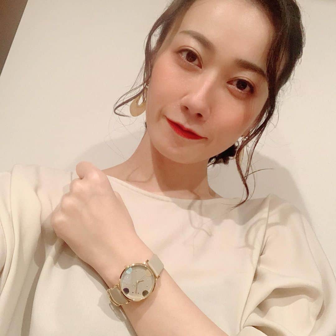 のインスタグラム：「. 今日は久しぶりにお外に出ました。 . 体が鈍り過ぎて…なんとスタミナのないことか笑笑 . 家で一生懸命やっていた、スクワット、中臀筋のトレーニング、肩甲骨を使うトレーニングや、上腕を鍛えるトレーニング…どんなにやってもスタミナが無いと意味がないな…笑笑 月一回の　@dr.training_  通いで色々教えて貰って、家で日々取り組んでいるのですが笑笑 なかなか。(´；ω；`) . ウォーキング始めます✨ スタミナつけます！絶対やります！. . しかし今日は花粉のせいか、なんだかずーっと眠気が治りませんでした。　#アレロック　っていうお薬飲んだのですが、眠くなる薬だったのでしょうかー💦 . #花粉症　歴が浅過ぎて対処法が皆無です(´；ω；`)皆さんは何飲んでらっしゃいますか？ . そして、髪染めましたよ！の一枚から…いつもの　@sora_salonandで。 . そして、新入りの腕時計ちゃん❤️ . カジュアルにもフォーマルにも使える優れもので、とっても気に入っております😭❤️ . @nuwl_nuwl  の腕時計の中でも、このベージュに1番惹かれました…盤のドットも色々ある中から選びました✨二本のゴールドのアクセントが可愛くてメロメロw🤤💕 . 3枚目はホワイトデーに頂いた　@babbi_japan  のウエハース！！！！！ . ポーチに入っていて、なんて可愛いのでしょうぽーち(´∀｀*)💘 . このウエハースは現役時代にも良く頂いていた気がします…美味しいんですよねぇ✨ . とある打ち合わせの為の外出でしたが写真撮り忘れ…それが本当にショックですー…とっても楽しみな打ち合わせだったので、テンション上がってすっかり忘れていましたした⤵️ . ちーん。 . #nuwl  #腕時計 #そういえば #譜面作成  #終了 #美容院 . . . . . #元宝塚 #天宮菜生 #花組 #シンガー #リハビリメイクセラピスト」