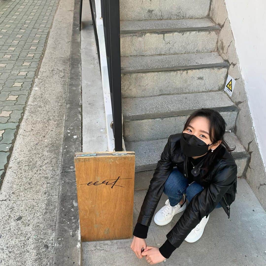 キム・ナヒョンのインスタグラム：「아킬레스건 짧아서 간당간당 (┛❍ᴥ❍﻿)┛ #eert」