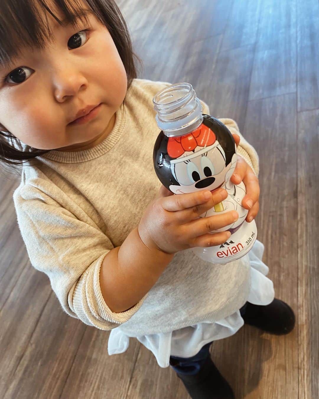 クロさんのインスタグラム写真 - (クロInstagram)「今日はママとタリーズコーヒーに行って﻿ ミニーちゃんのお水買ってもらったよ👧🏽﻿ すごく可愛いペットボトルで嬉しかったなぁ💭﻿ ﻿ ママはマグカップ衝動買いしてた🗣﻿ カフェで急にあのマグ買う人いるんだねっ﻿ ﻿ #1歳7か月 #生後580日 #1y7m2d #モデル #tokyo #東京 #可愛い #ありがとう #空 #ファッション #コーデ #大好き #tokyo #コーデ #baby #女の子ママ #ママリ#ベビフル #コドモノ #新米ママ #赤ちゃんのいる生活 #mamagirl #ママカメラ #おやこーで #親子コーデ #リンクコーデ #cordinate #親バカ部 #あいのり #ちびクロdiary」3月11日 20時44分 - kuro_risa