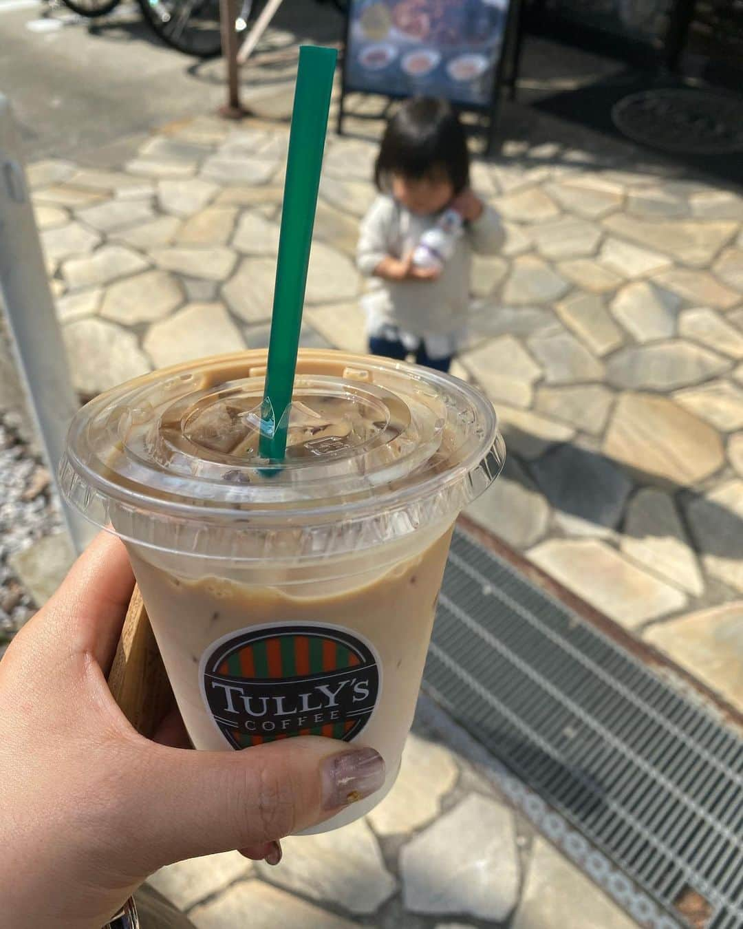 クロさんのインスタグラム写真 - (クロInstagram)「今日はママとタリーズコーヒーに行って﻿ ミニーちゃんのお水買ってもらったよ👧🏽﻿ すごく可愛いペットボトルで嬉しかったなぁ💭﻿ ﻿ ママはマグカップ衝動買いしてた🗣﻿ カフェで急にあのマグ買う人いるんだねっ﻿ ﻿ #1歳7か月 #生後580日 #1y7m2d #モデル #tokyo #東京 #可愛い #ありがとう #空 #ファッション #コーデ #大好き #tokyo #コーデ #baby #女の子ママ #ママリ#ベビフル #コドモノ #新米ママ #赤ちゃんのいる生活 #mamagirl #ママカメラ #おやこーで #親子コーデ #リンクコーデ #cordinate #親バカ部 #あいのり #ちびクロdiary」3月11日 20時44分 - kuro_risa