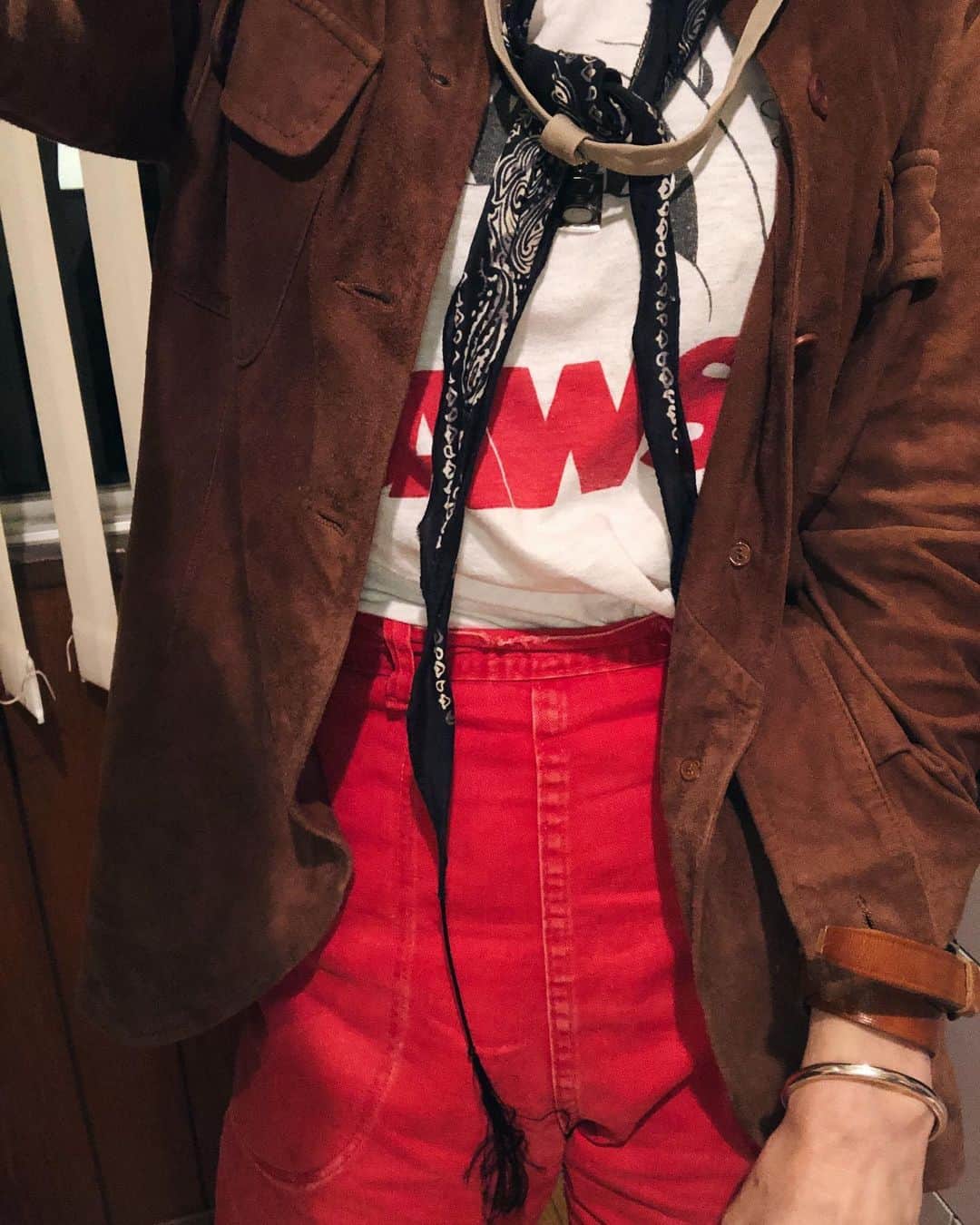 Megさんのインスタグラム写真 - (MegInstagram)「JAWSのTee着てコラボの打ち合わせと お店の内装の調整  赤を手に取ったのは少しでも気分を上げたいからかな  #swellvtg #vintagetee #jaws #bandana #acnestudios #suedejacket #used」3月11日 20時51分 - meg_swellvtg