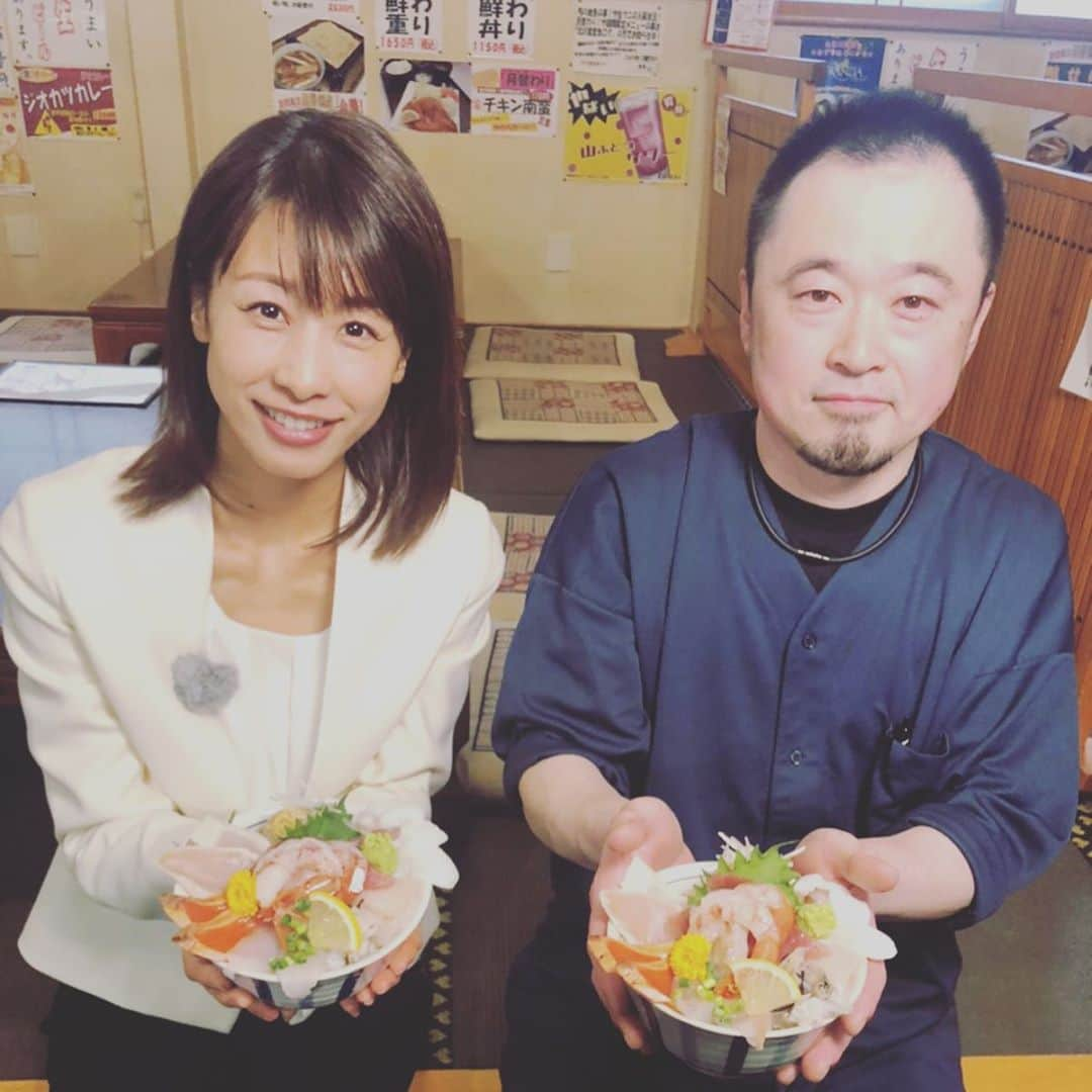 加藤綾子さんのインスタグラム写真 - (加藤綾子Instagram)「* 被災地取材でお世話になりました 三陸リアス亭・ウニ弁当のお母さん工藤さんと北川食堂の北川さんです。 9年ぶりにお会い出来ました。 当時（震災から2カ月）は地元の海産物も取れず、いつ震災前のように提供出来るか見通しが立たない状況でしたが、それでも今あるもので提供したい、避難所の方に届けたいという思いで店頭に立たれていたお二人。 9年越しに頂いたウニ弁当も海鮮丼も本当にとっても美味しかったです！ そして何より笑顔でまたお会い出来たこと、とっても嬉しかったです。有難うございました！ #livenewsit #it」3月11日 20時52分 - ayako_kato.official