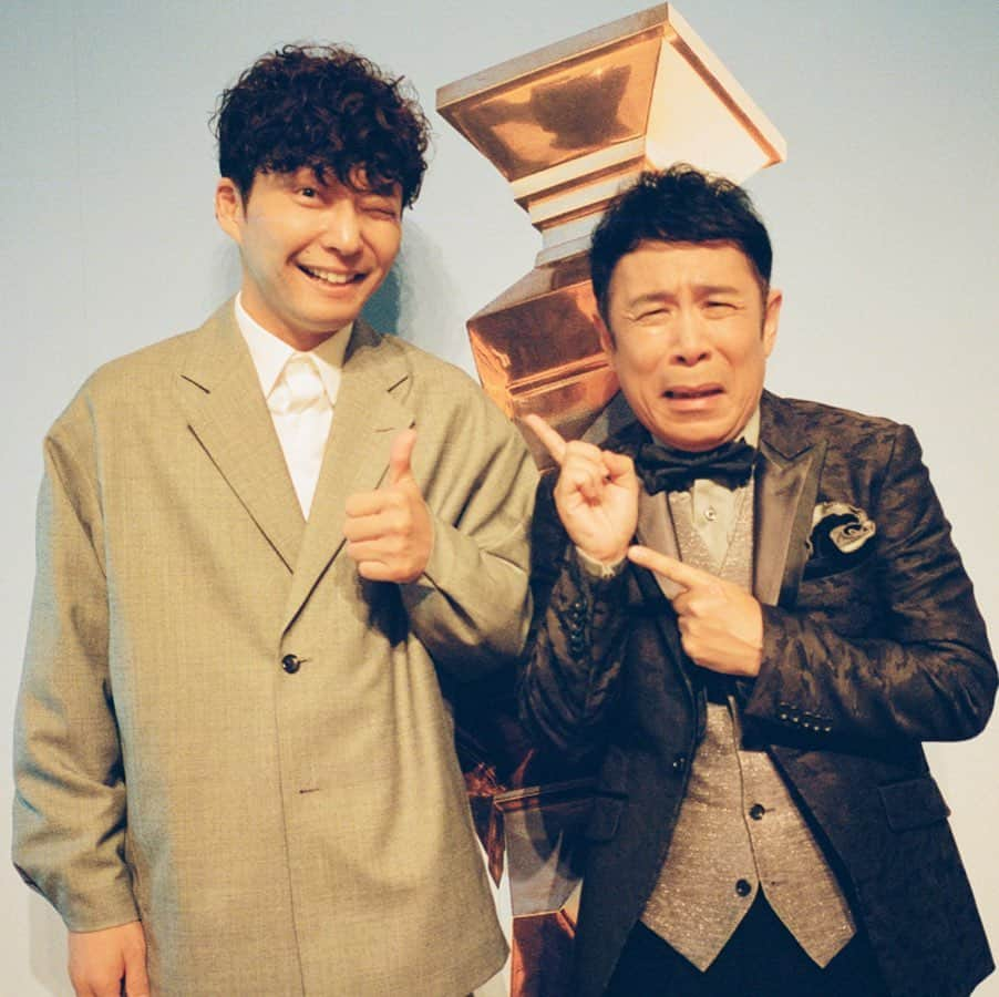 星野源さんのインスタグラム写真 - (星野源Instagram)「岡村さんと。  #岡村隆史 #日本アカデミー賞 #甚だ簡単ではございますが嬉しいお言葉とさせていただきます」3月11日 20時53分 - iamgenhoshino