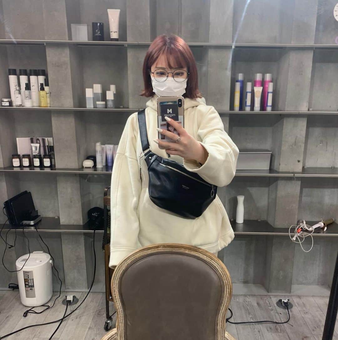 おもてちゃんのインスタグラム：「. さらに切ってミニマムボブ🦩」