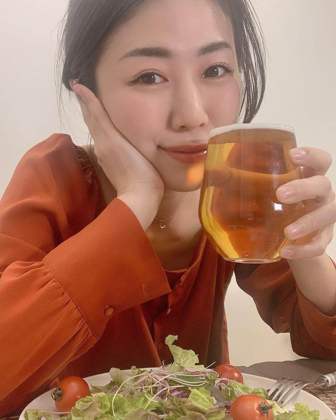 yuu sakuraiさんのインスタグラム写真 - (yuu sakuraiInstagram)「夜少しだけ贅沢な時間を☆ 本麒麟を注ぐ時って音が好き。 あと、泡が上がっていくのを見るのも。  私、普段からお酒を飲む方ではないですがビールの味が好きでたまに飲みたくなります♪  キリンビールからキレ味抜群の #新しい本麒麟完成 したということで、 先日自宅で夜ご飯の時に頂きました☆  新ジャンル商品でありながら コクがあって、飲み飽きない味で ほろ酔い気分で会話も盛り上がりました！ これは最高に美味しい♪笑  仲のいい友達と少し砕けた話をする時とか、 仲間達と何か頑張っていたプロジェクトが終わった時とかお酒を交わすのもいいですよね！ 皆さんももし飲んだ方がいたら感想教えてください^_^  #本麒麟 #新しい本麒麟完成 #晩酌 #キリンビール #おうちごはん #お酒好きな人と繋がりたい #お酒のある生活 #PR」3月11日 20時57分 - food_yuu
