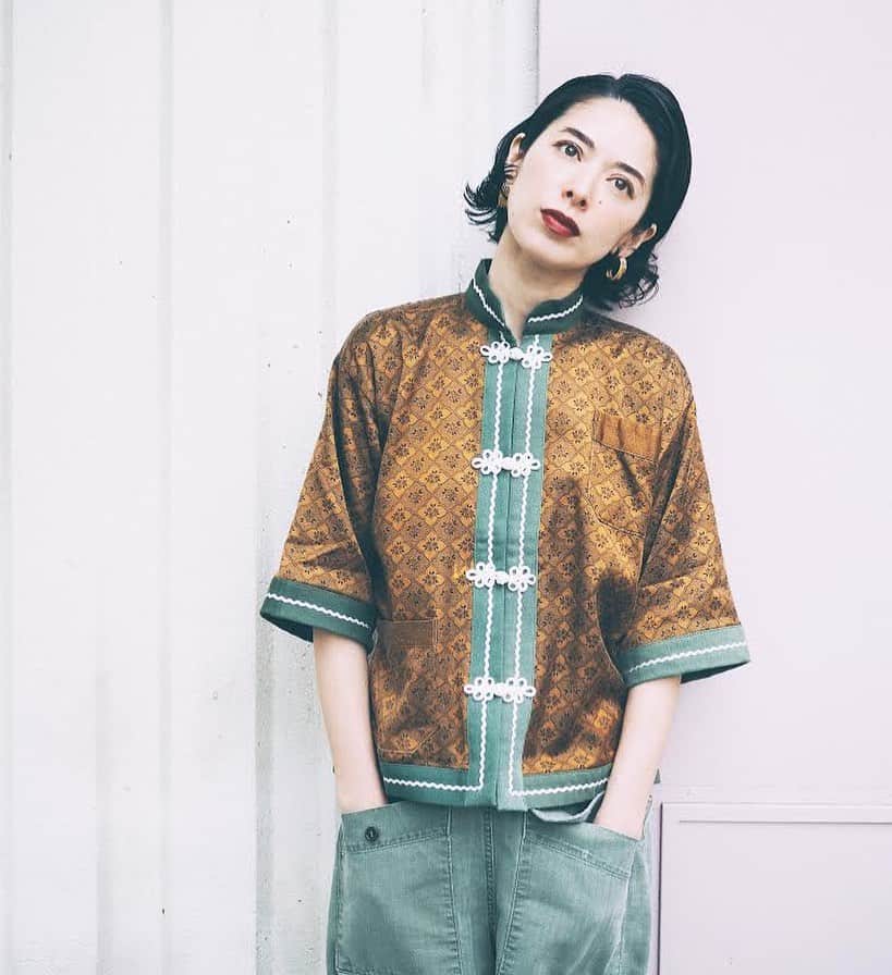 CITYSHOPさんのインスタグラム写真 - (CITYSHOPInstagram)「2020.03.13 (fri)  NEW OPEN !!! CITYSHOP  ルクア大阪 / 2F . . 【Special Item for LUCUA Osaka🎉】 . CITYSHOP X Caede Vintage Chinese Pajama shirt  ルクア大阪店オープンを記念して、モデル花楓氏とスペシャルコラボーレーションアイテムを製作。 膨大なビンテージパジャマシャツの中から、花楓氏が琴線に触れたパターンをひとつひとつ丁寧に選び抜き、彼女の感性が光る2つの仕上げを、今回のためにデザインしました。  ひとつは、柔らかさとこなれ感があるホワイトの仕上げ。暖かくなるこれからの季節にぴったり。  そしてもうひとつは、ビンテージのミリタリー生地を使用したスペシャルピース。本物のミリタリーパンツを解体した本格的な仕様で、one of a kindの世界を更に深める。こちらは限定数枚のご用意です。  思いもよらない自由で、そして美しい発想でお洋服を輝かせる花楓氏。モデルとしては勿論、コラージュアーティストとしての彼女の美意識と審美眼が詰まったスペシャルなアイテムです。  是非、みなさまに楽しんで頂けますように。  __________________________ #CITYSHOP  #NEWOPEN #3月13日 #osaka #lucua #Shibuya #Shinjuku #TOKYO  #FASHION #FOOD #CULTURE」3月11日 21時06分 - cityshop.tokyo