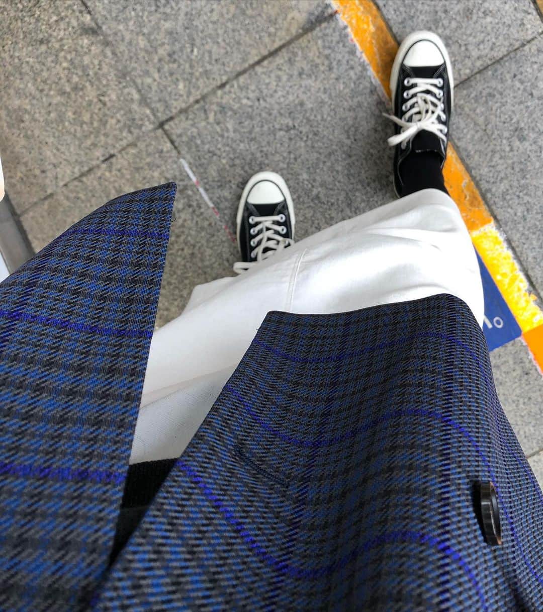 進藤やす子さんのインスタグラム写真 - (進藤やす子Instagram)「✳︎ 昨日今日と那須に取材に行っていたんですが（詳しくは4月末発売のGLOWにて🤗）履いていたスカートはこちらの色違いの白なんです（2枚目参照） . 着心地いい＆シルエット綺麗でオススメの1着！旅のお供にも最適です😆👍 #Repost @lelill_official with @get_repost ・・・ ▪︎Product  lelill 20ss collection＿＿ ・ ・ “Dry ox narrow SK“ ¥19,000+tax_  Ivory/Brown/Green ・ ・ ・ 「ドライオックスナローSK」  透け防止、吸湿速乾に優れ、 ナチュラルな表情と清涼感を 実現した麻混のハイテクオックス のナロースカート。  汗をかいても肌に張り付かず 通気性に優れ、伸びが良いので ノンストレスな着心地です。  シルエットはタイト過ぎず 身体の線もひろいにくいので、 タイトが苦手な方でも 是非試していただきたいSKです！ ・ ・ ・ 🙌🏻只今、アンシェヌマン オンラインストアにて lelillの春物新作アイテムを 公開しておりますので、 是非ご覧ください。  プロフィールTOPの URLからご覧下さいませ。 ・ ・ ・ #lelill #黒lelill #レリル  #春服 #旅服 #スカート  #fashion #skirt  #travelwear #allweather  #生活の道具 #レリルの道具服  #enchainement」3月11日 21時00分 - yasukoshindo