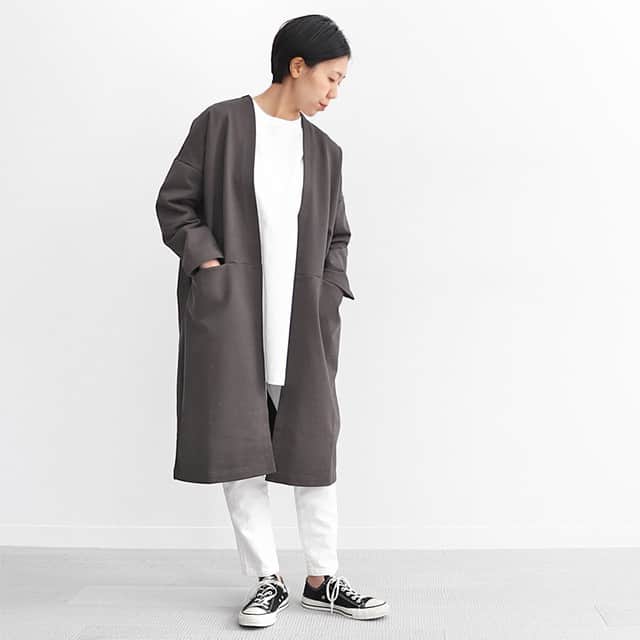 のインスタグラム：「. ＼キナリノモール／TRAVAIL MANUEL｜ハードコンパクトウラケ・ロングカーデ . －－－－－－－－－ 一枚持っておくと便利。スウェット生地のロングカーディガン . いつものコーディネートにさらっと羽織るだけで雰囲気の増すロングカーディガン。 季節の変わり目に大活躍してくれる１枚です。 フロントにボタンなどはなく、無駄のないすっきりとしたデザイン。ウエスト切り返し部分に添ってシームポケットを配置しています。 カラーは落ち着いた色味の、キャメル、チャコールブラウン、ブラックの3色をご用意しました＊ . －－－－－－－－－ https://kinarino-mall.jp/item-47674 . . ▶画像をタップすると詳細情報をご覧いただけます。 . ▶プロフィールの「インスタ掲載」ボタンから、ご紹介商品をまとめてご覧いただけます。→@kinarino_official . ▶キナリノアプリでも販売中！ 「お買いもの」→「インスタグラム掲載アイテム」 ※ダウンロードはプロフィールリンクから→@kinarino_official . . #キナリノモール #キナリノ #丁寧な暮らし #暮らし #カーディガン #羽織り #重ね着 #春コーデ #シンプル #レイヤード #saro #TRAVAILMANUEL #Cardigan #style #fashion #comfortable #fashionista #coordination #simple #ootd #instafashion .」