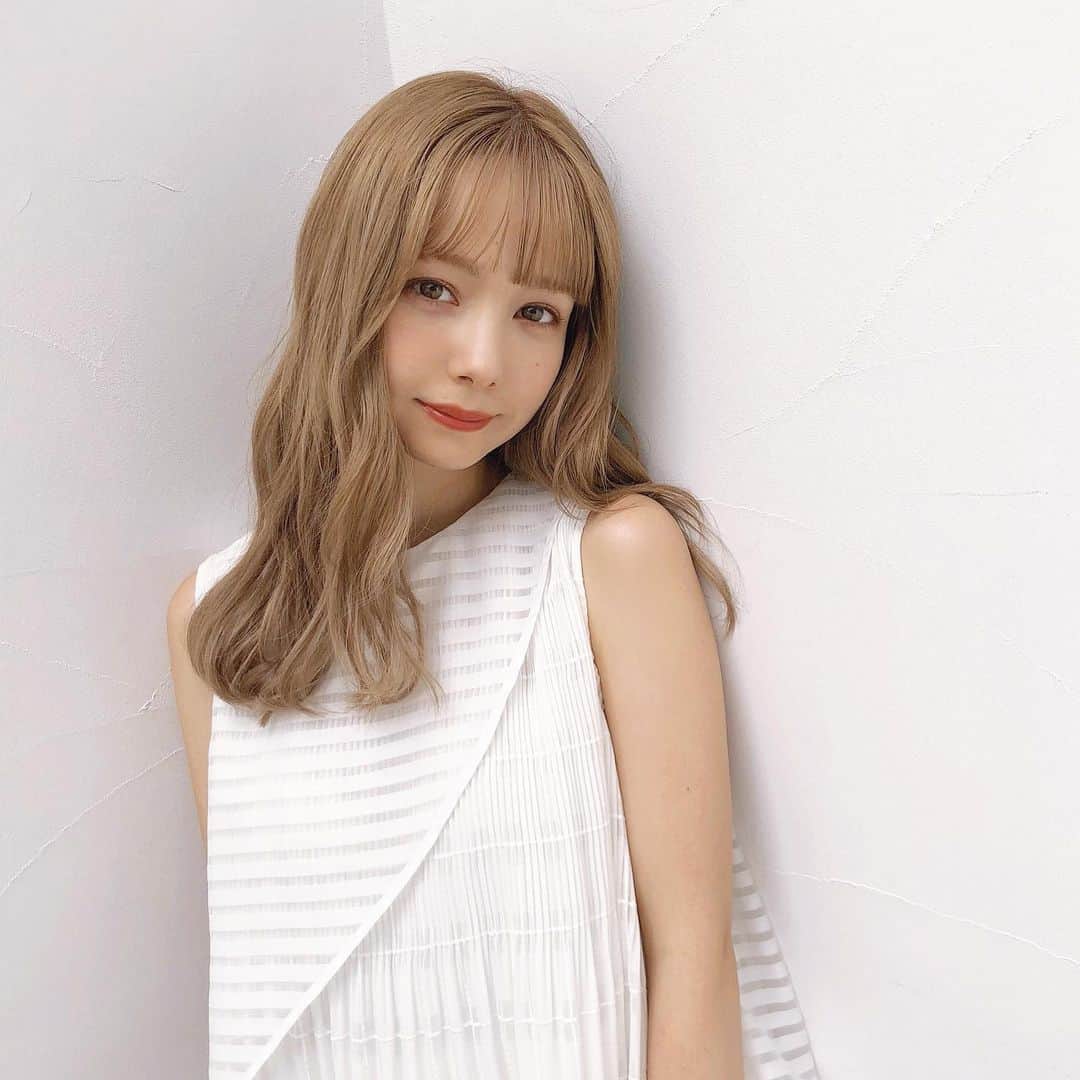 柴田あやなのインスタグラム：「今日もお知らせがあります〜！ paltyのパッケージモデルをさせて頂くことになりました❤︎ 去年エクステつけてたのはこの撮影のためでした〜！ ドラッグストアなどのカラー剤売り場に並ぶ予定なので ぜひ見てくださいっ使ってくれたらもっとうれしいです👶🏻」