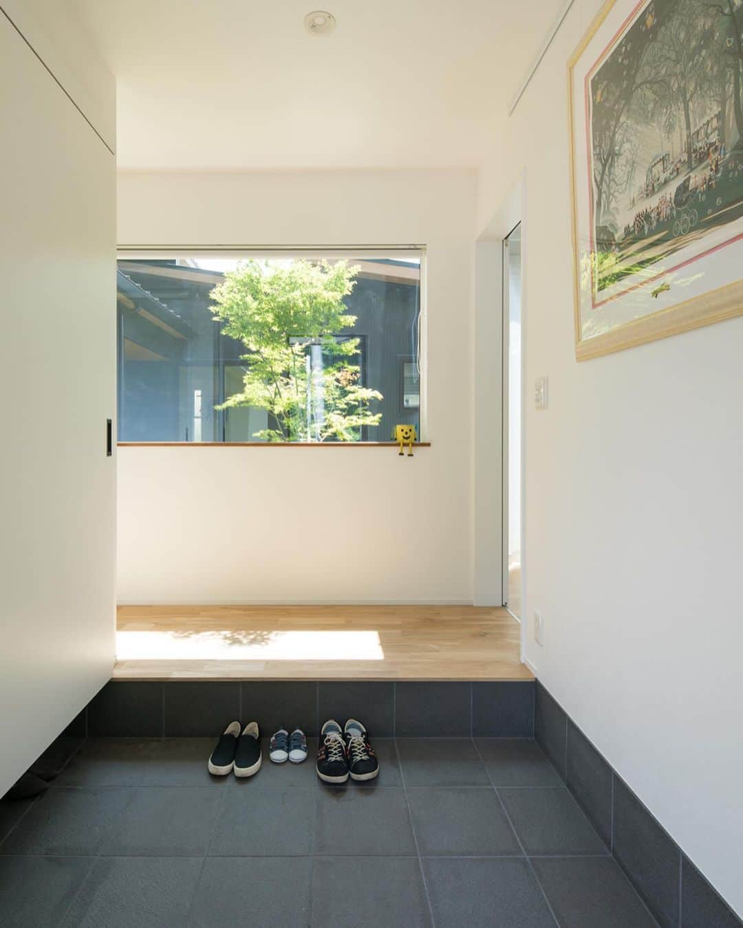 ルポハウス一級建築士事務所さんのインスタグラム写真 - (ルポハウス一級建築士事務所Instagram)「・ ・ ・ まるで大きく切り取られた絵画の様な窓。 ・ 外から心地よい光を浴びたシンボルツリーのグリーンが、白い壁面に良く映えます。 ・ ・ ・ 𓐌𓐌𓐌𓐌𓐌𓐌𓐌𓐌𓐌𓐌𓐌𓐌𓐌𓐌𓐌𓐌𓐌𓐌  ルポハウスの施工事例はこちらまで☞ @reposhouse  𓐌𓐌𓐌𓐌𓐌𓐌𓐌𓐌𓐌𓐌𓐌𓐌𓐌𓐌𓐌𓐌𓐌𓐌 #ルポハウス は#ちょっとかっこいい家 を"友人のために" という思いでつくっています。 一生に一度の#マイホーム。 「あなたにしかできない」×「ルポハウスだからできる」で、 私たちだけの#家づくり を思いっきり楽しんでみませんか？！ ・ ・ ・ #住宅 #注文住宅 #新築一戸建て #デザイナーズ住宅  #一級建築士事務所 #設計事務所 #滋賀県大津市 #滋賀県草津市 #玄関インテリア #リクシルタイル #陶絣 #ナラ無垢材 #無垢フローリング」3月11日 21時09分 - reposhouse